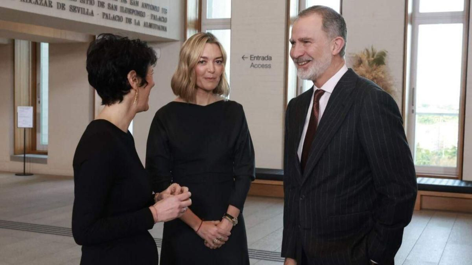 Felipe VI, con la presidenta de Inditex, Marta Ortega, y la ministra Elma Saiz.