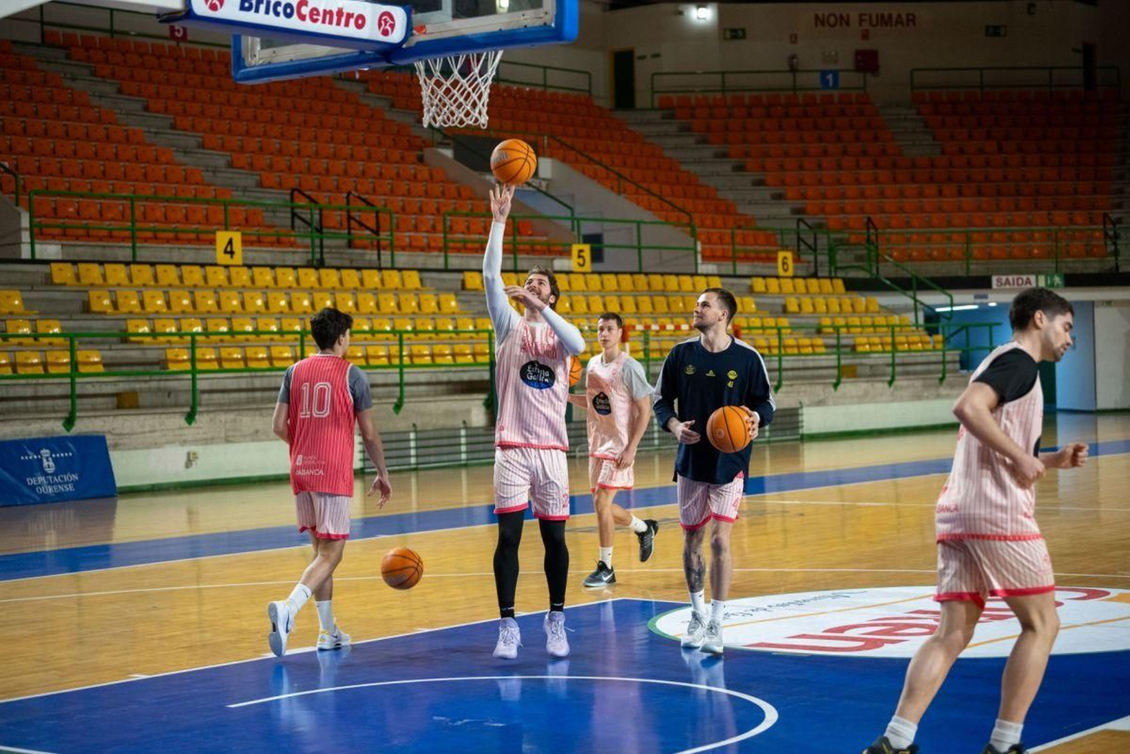 Sean McDonnell lanza a canasta en un entrenamiento.