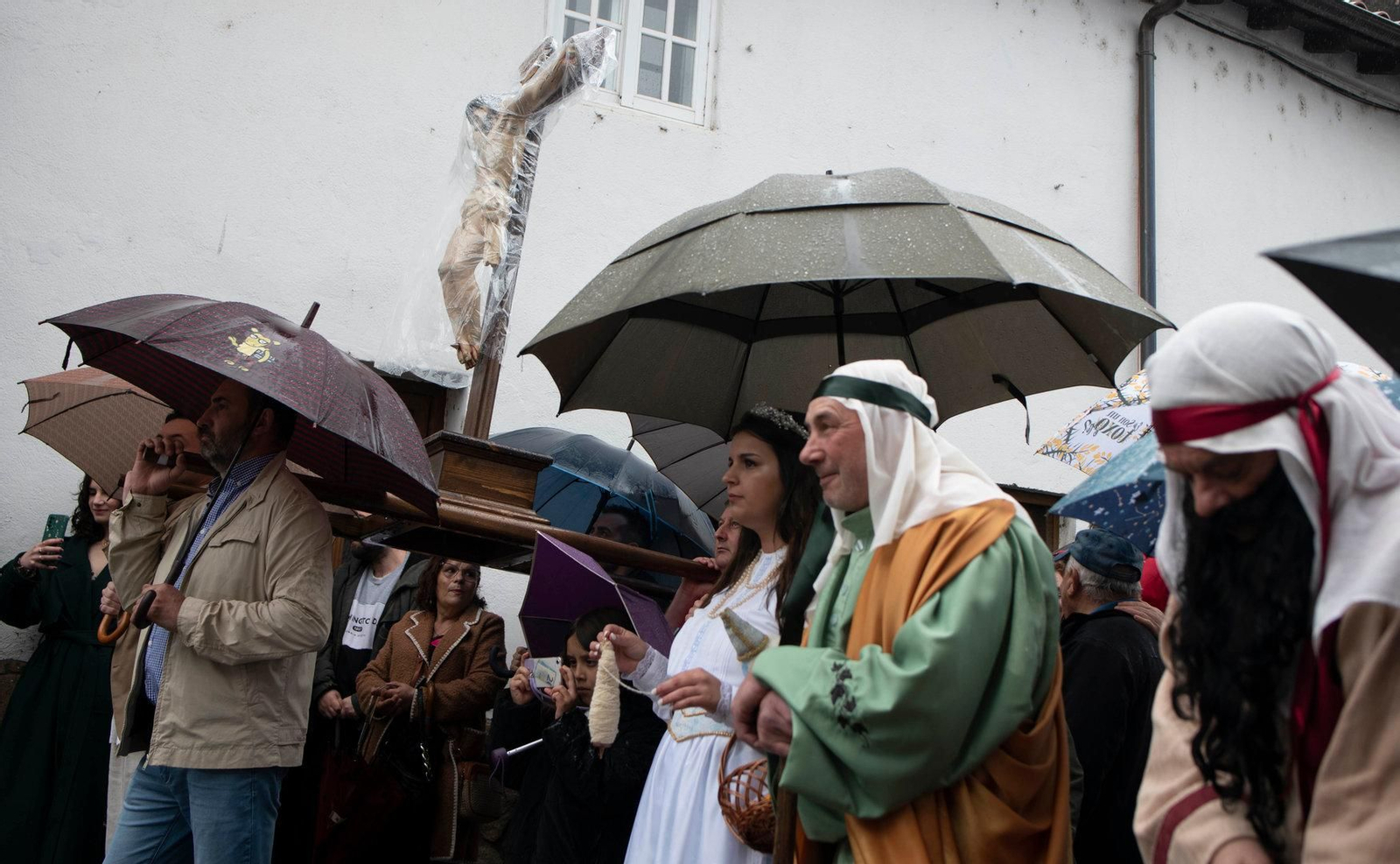 Eva y Adán en esta jornada tan lluviosa.