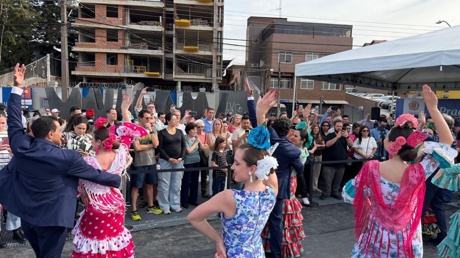 Sevillanas durante la inauguración