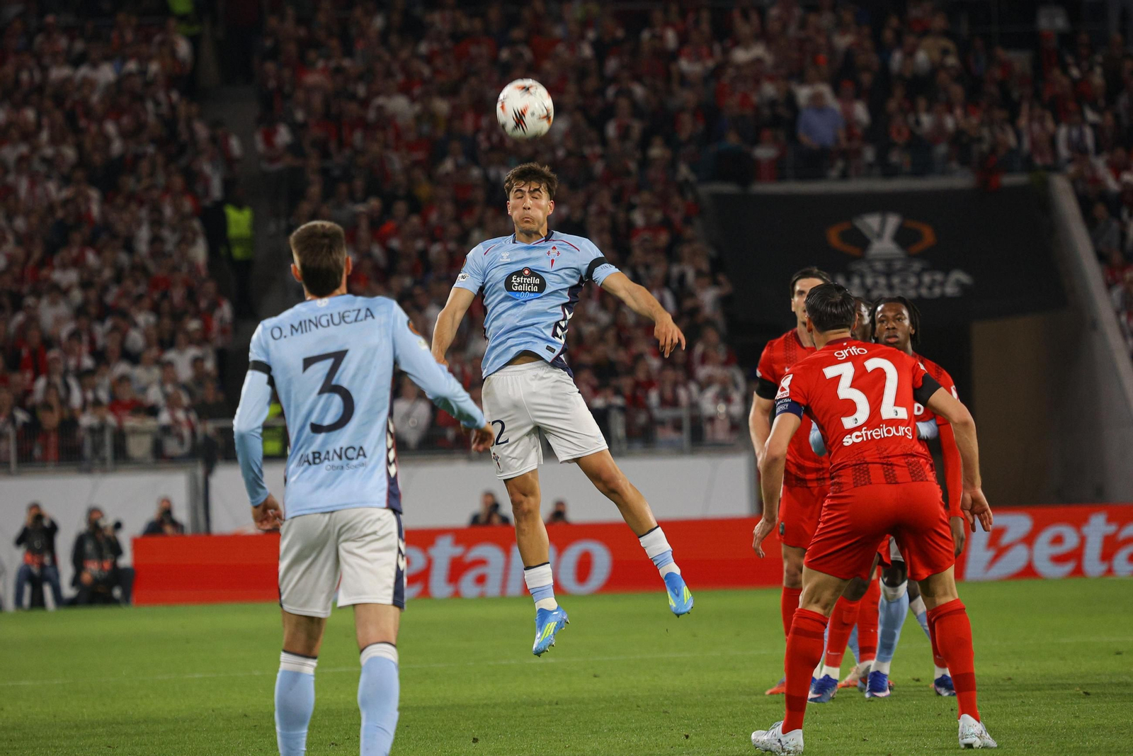 Javi Rodríguez fue sustituido al descanso por un problema físico.