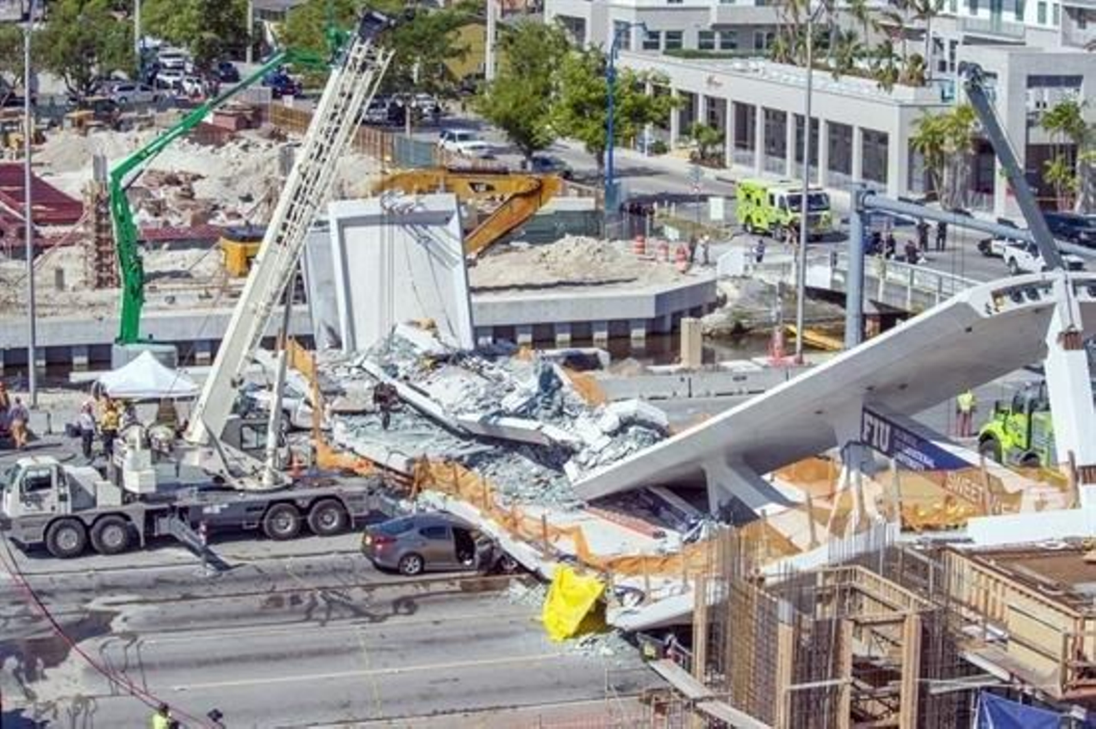 Vista del puente para peatones que se ha derrumbado este jueves 15 de marzo, en las cercanías de la Universidad Internacional de Florida.