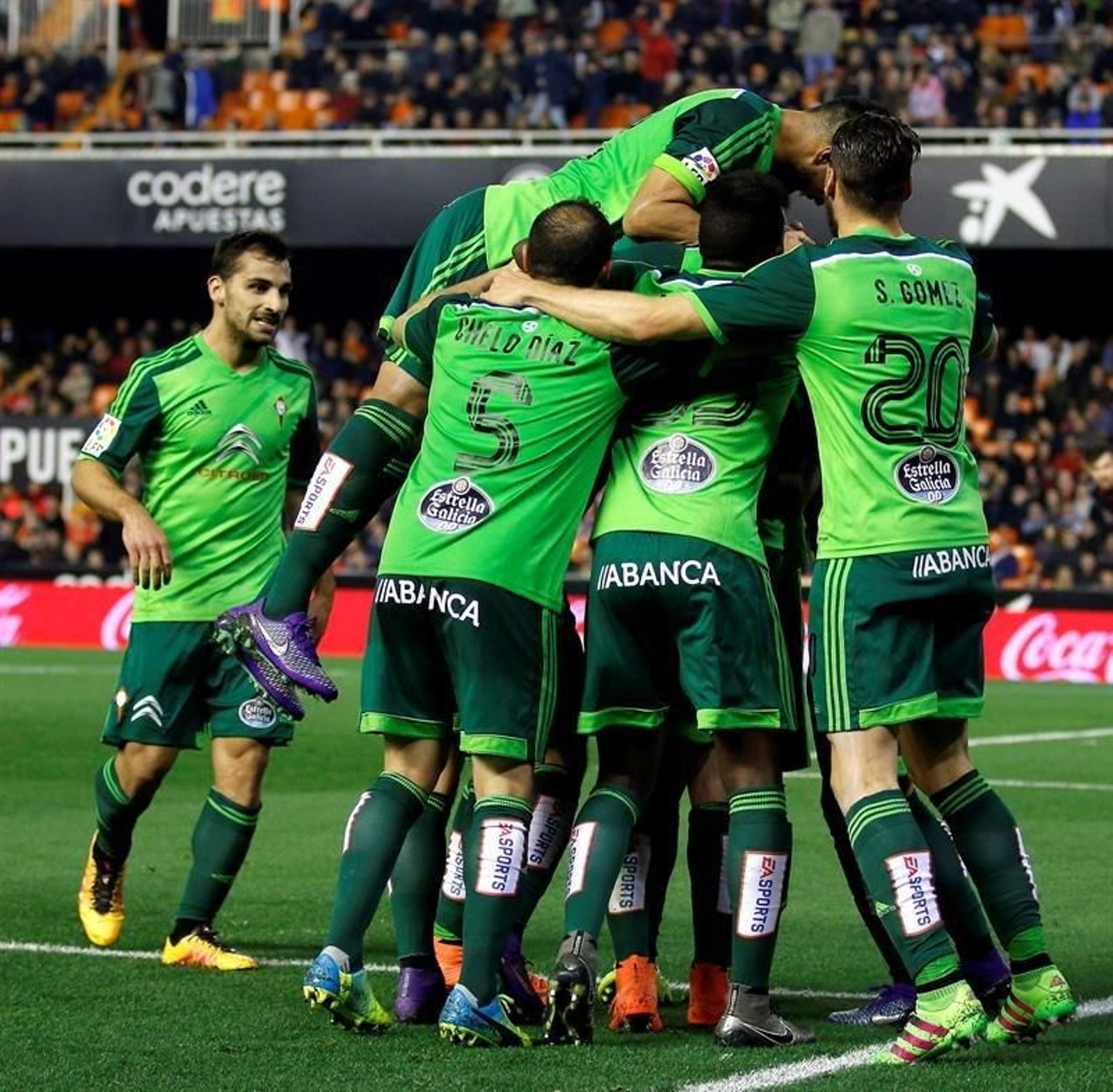 Los jugadores del Celta celebran el primer gol del partido de ayer en Mestalla contra el Valencia, obra de John Guidetti.