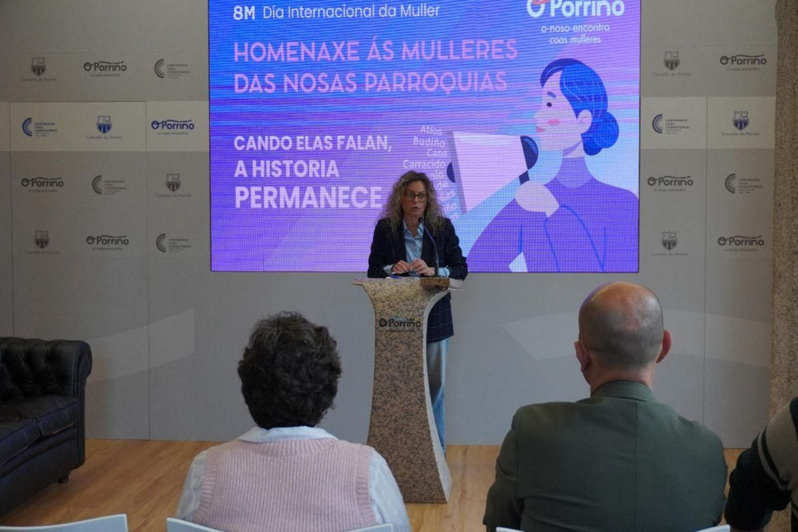 Carolina González presentando el Día da Muller del Concelo do Porriño.