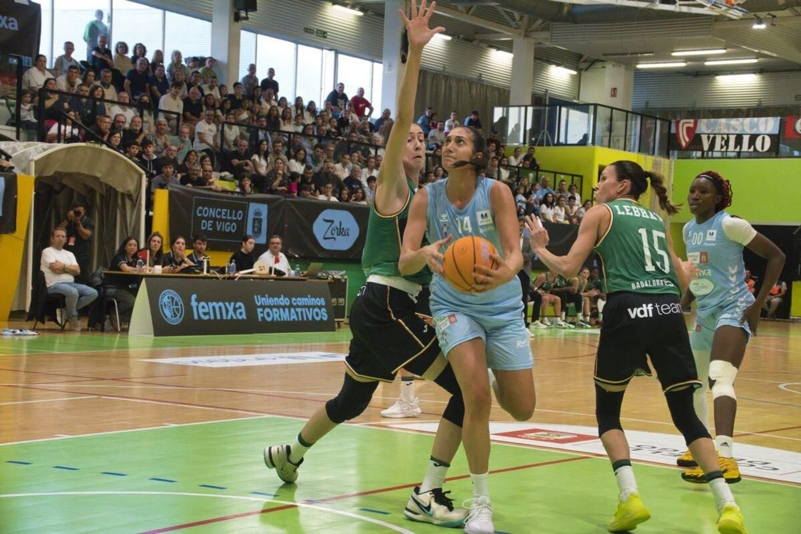 Laia Moya trata de anotar en el partido disputado ayer en el pabellón de Navia, casi lleno de nuevo.