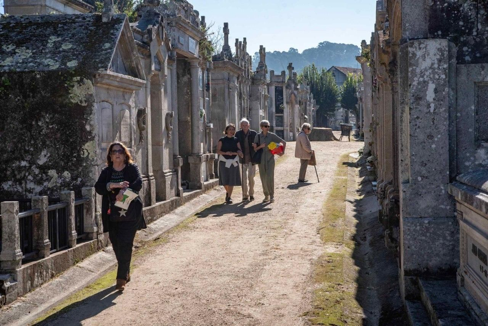 Galería | Los cementerios de Vigo se llenan en el puente de Todos los Santos