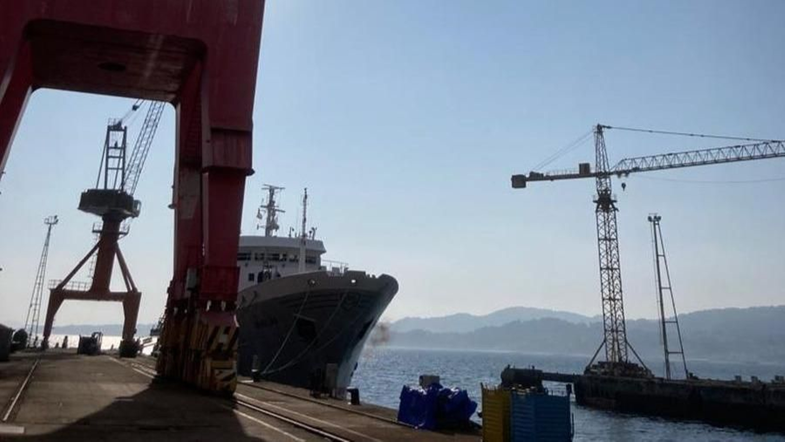 El astillero trabaja en la puesta a punto del pesquero “Igueldo”.