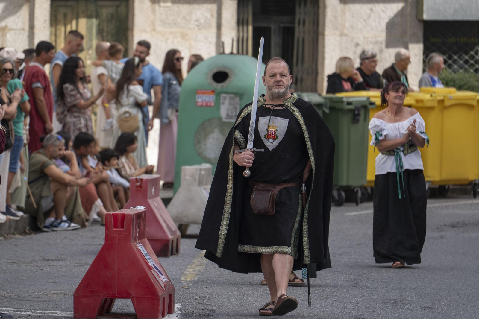 Galería | Reyes, clero, doncellas y caballeros desfilan por las calles de Ribadavia en la Festa da Istoria