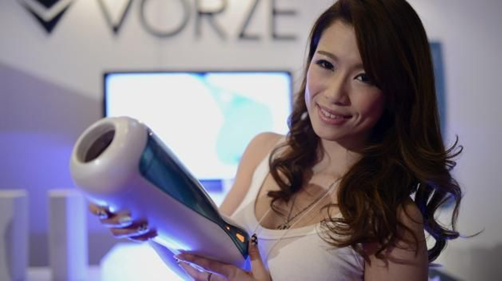 Una azafata presenta el masturbador para hombres "Vorze A10 Cyclone SA"
