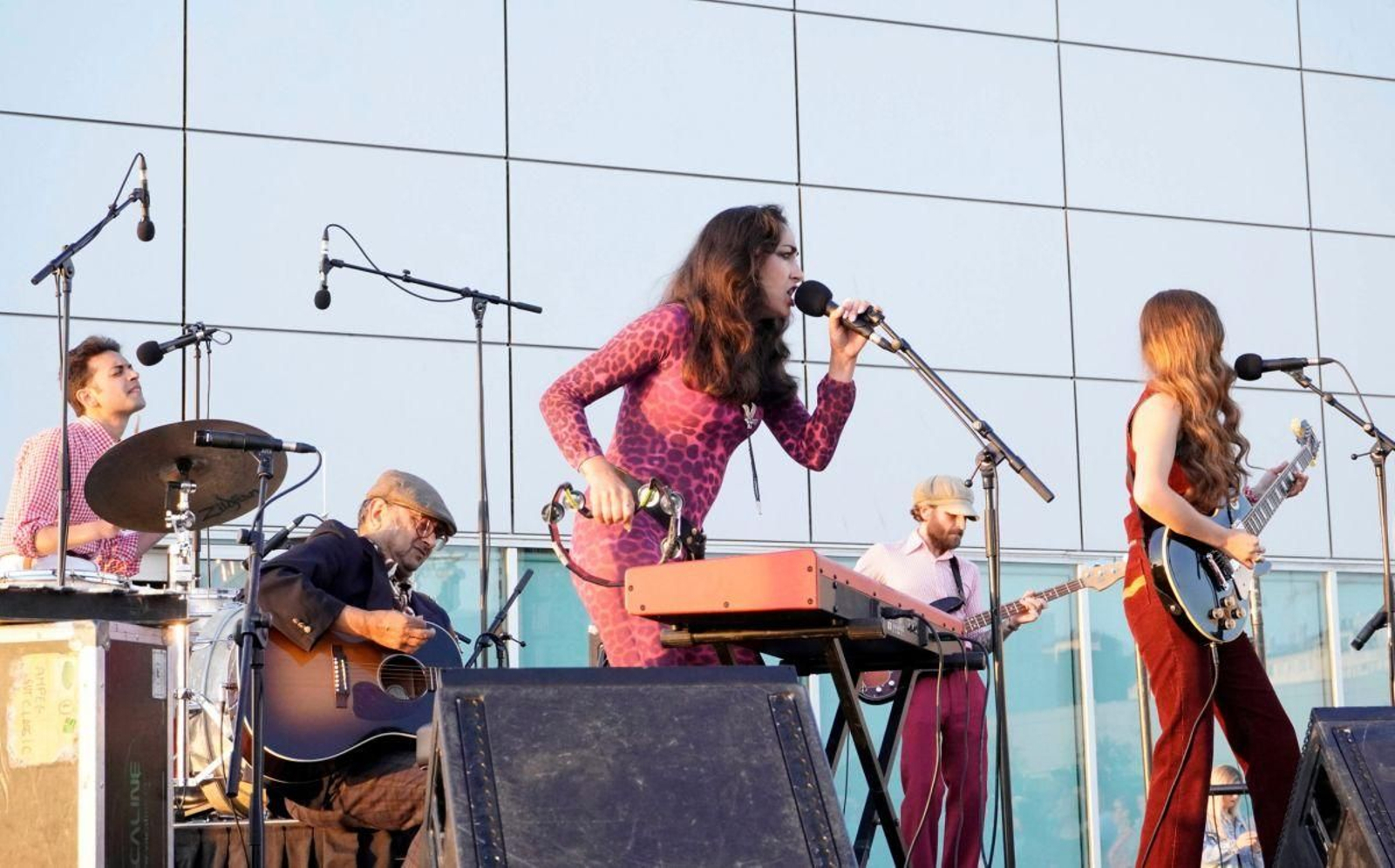Kitty, Daisy & Lewis, durante un momento de su actuación en el Mar de Vigo.