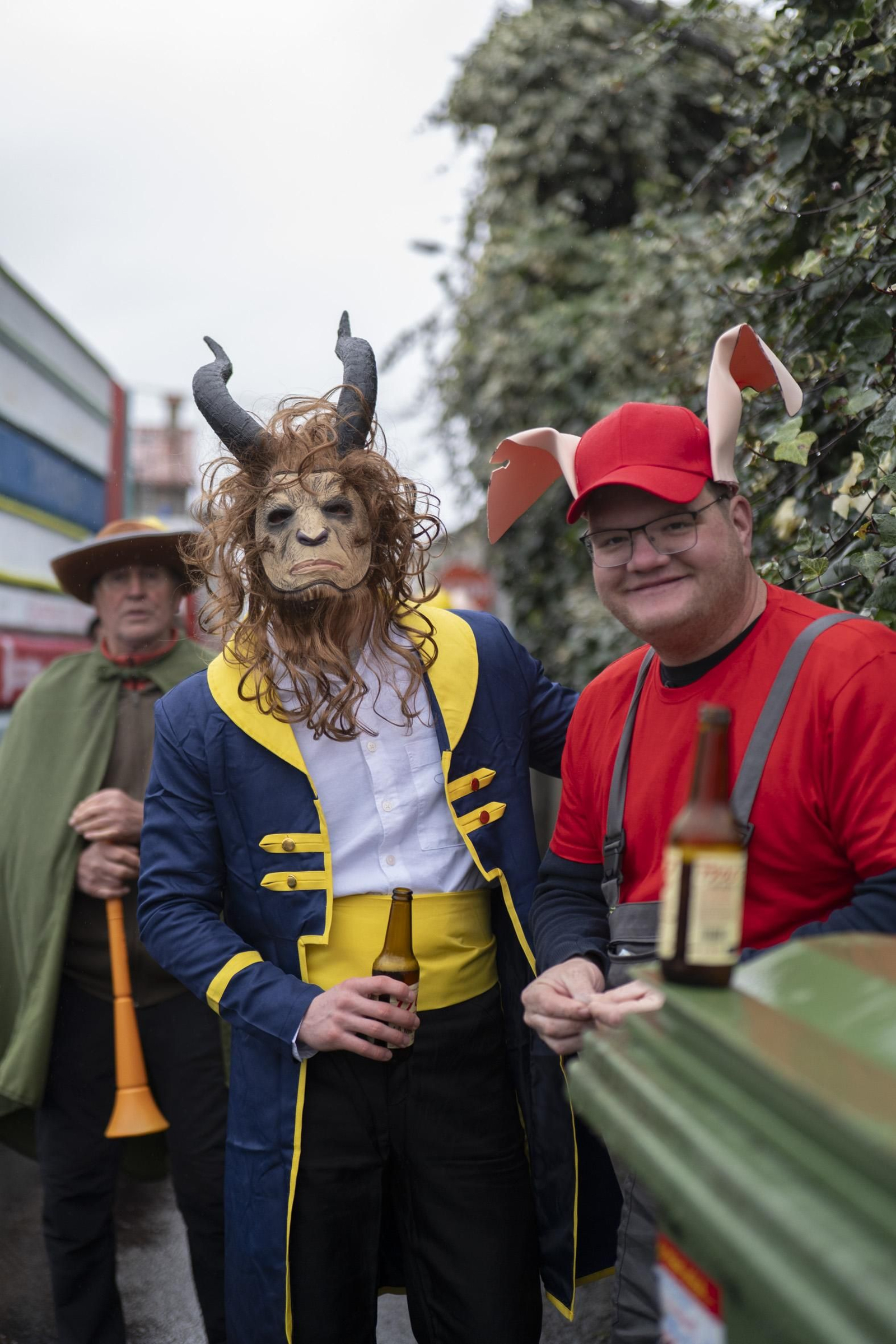 Galería | El Entroido itinerante de Parada de Amoeiro lleva la diversión por bandera