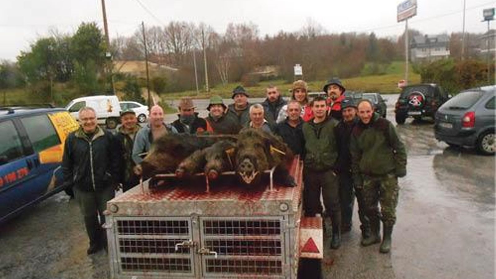 Un grupo de cazadores posan con unos jabalíes hace unos años.