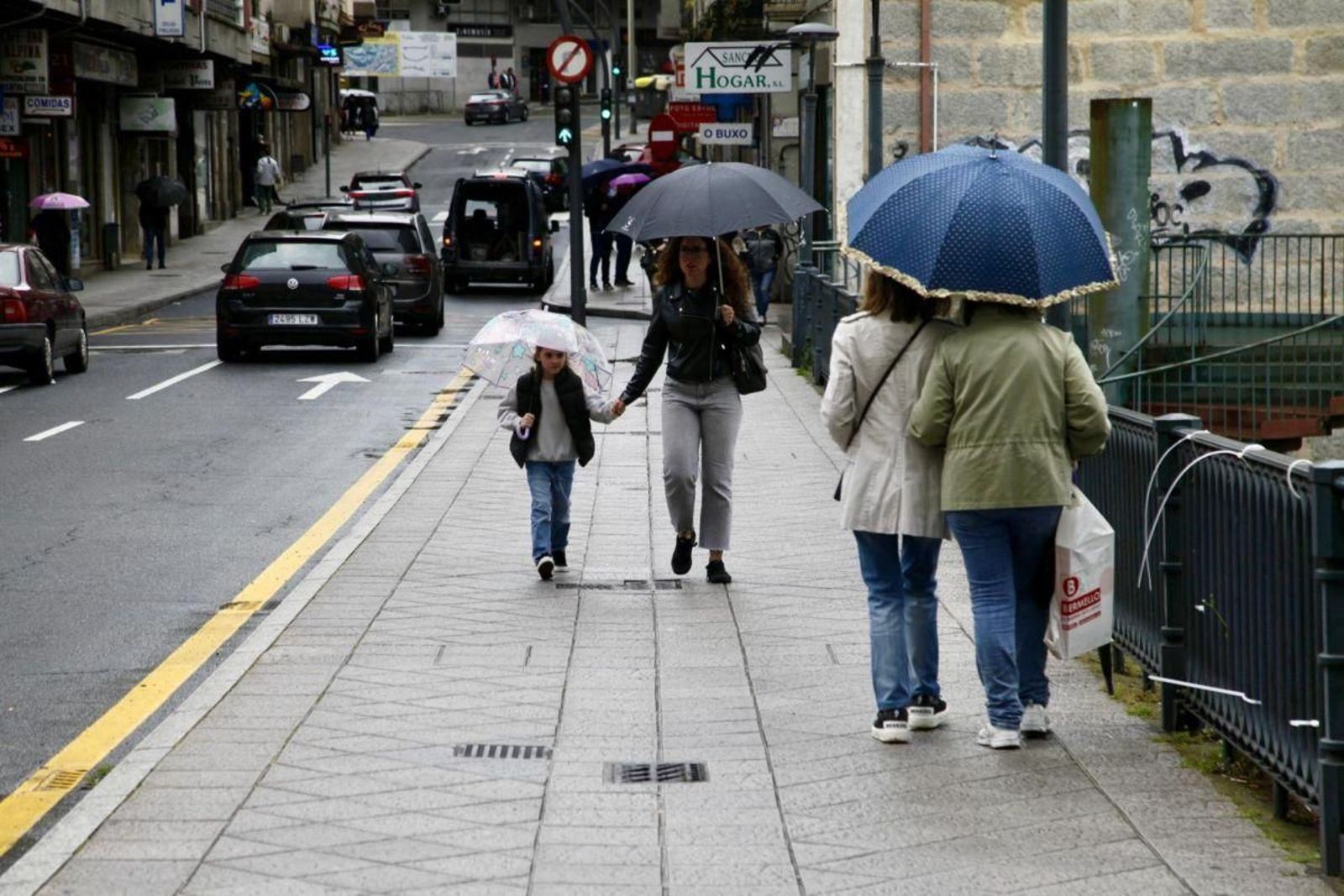 Gente paseando por la calle Ervedelo, en O Couto.