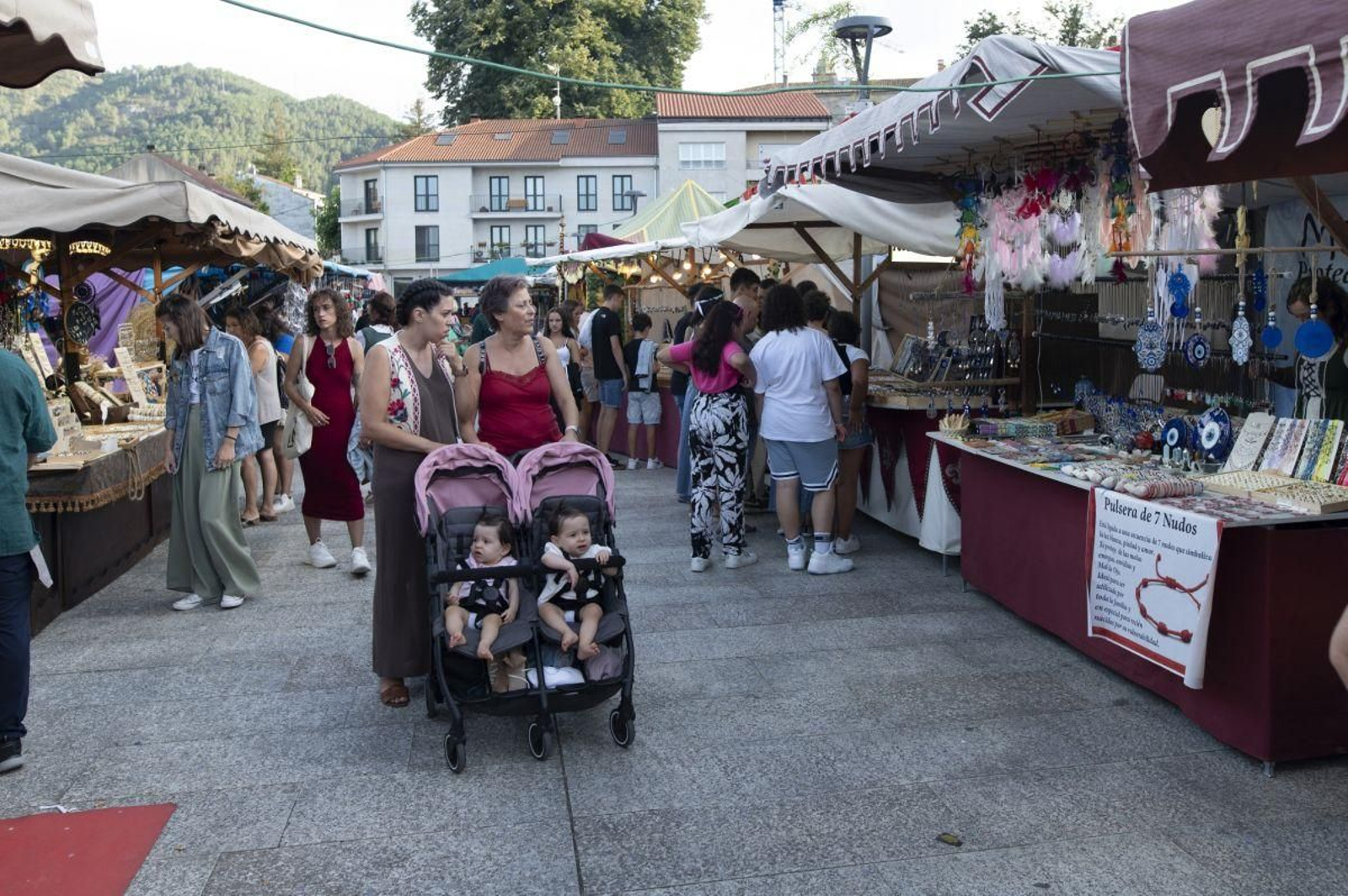 Ambiente del mercado artesanal en la tarde de ayer.
