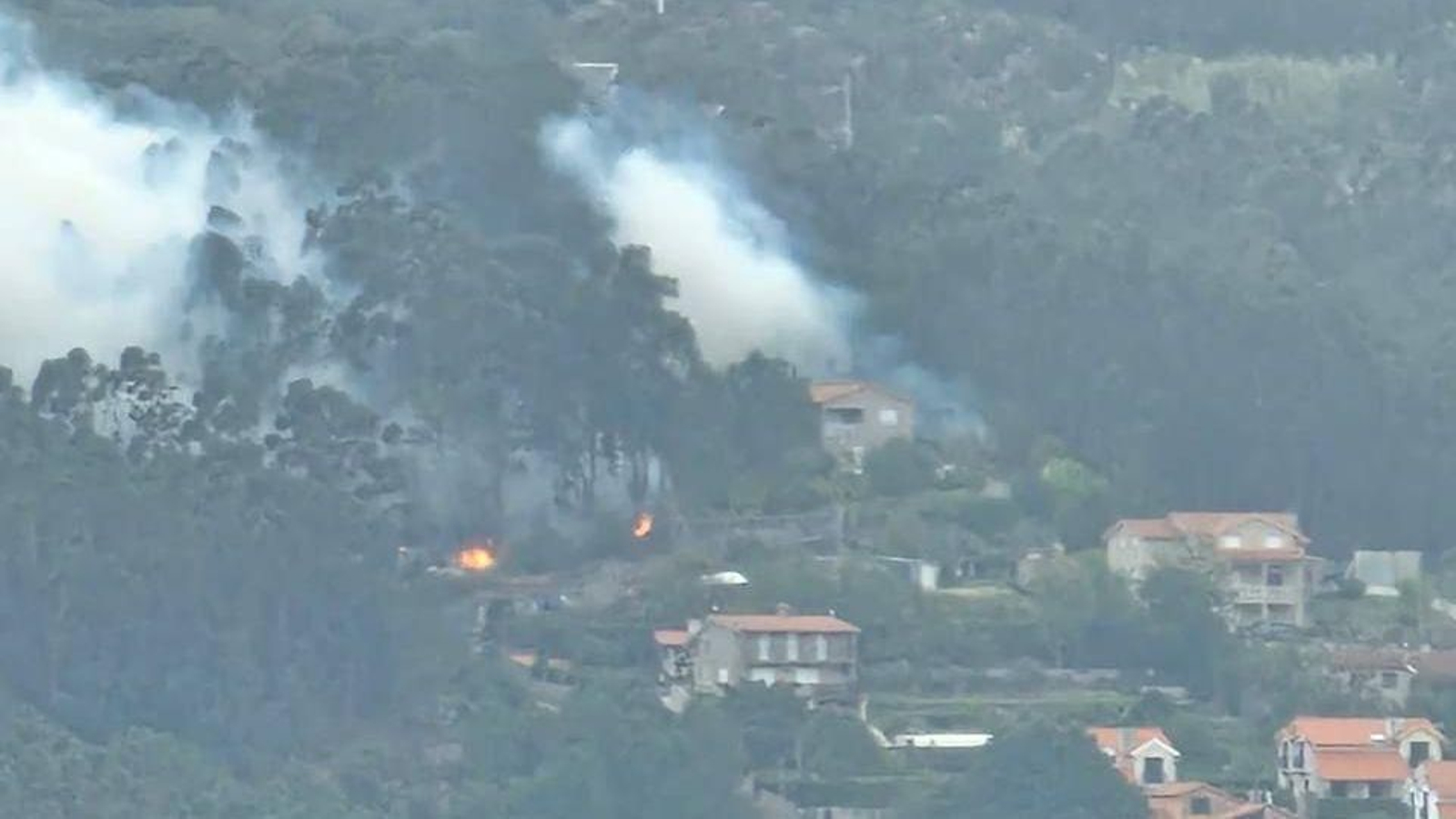 Incendio forestal en Aldán.
