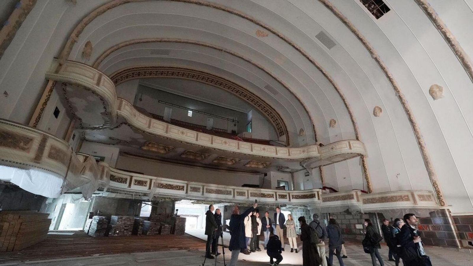 El patio de butacas del cine y teatro, ahora despejado de los asientos. Continúa llamando la atención la magnífica acústica del recinto.
