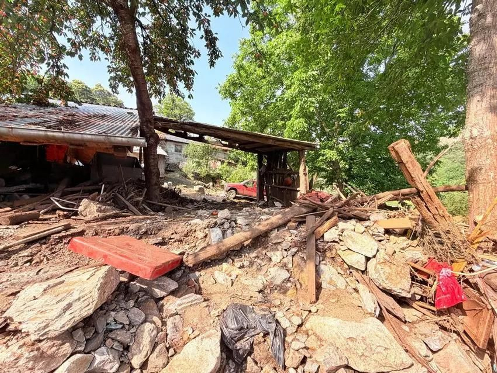 Galería | Enormes destrozos en A Bouza y Pradocabalos por las lluvias torrenciales