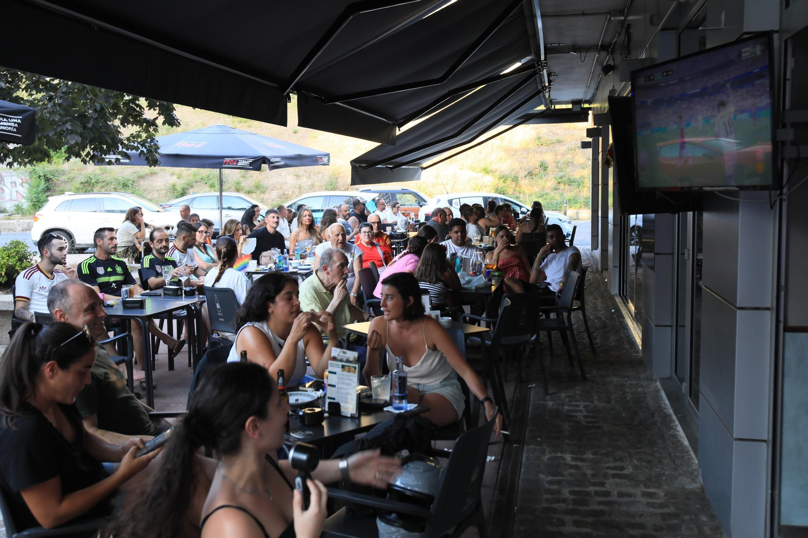 Galería | Ambiente y expectación en las terrazas de Ourense para disfrutar del partido de la selección española ante Portugal , en fotos