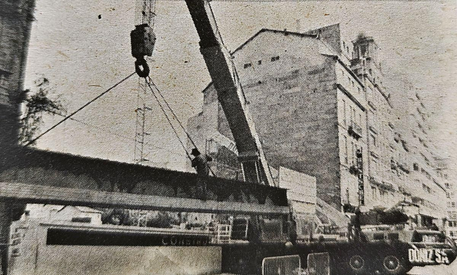 Colocación de vigas de hierro para el futuro Edificio Viacambre.