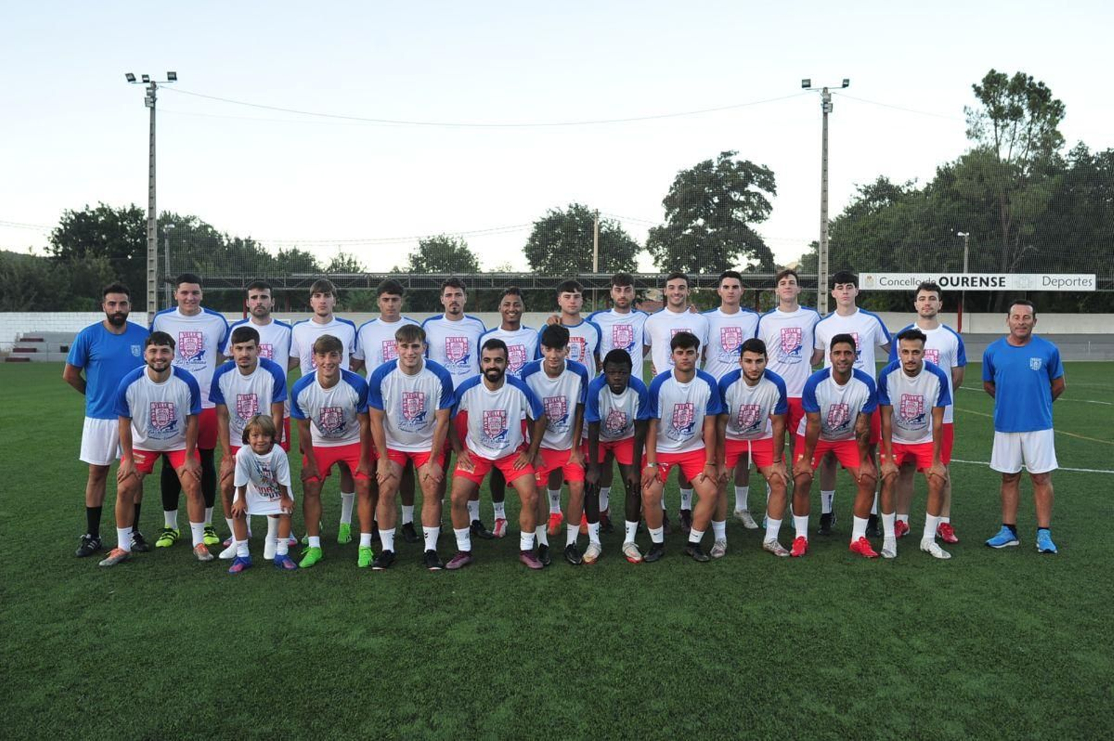 La plantilla del CD Velle, en el Monte da Aira en su regreso al trabajo para el curso 2023-24 (Foto: José Paz).