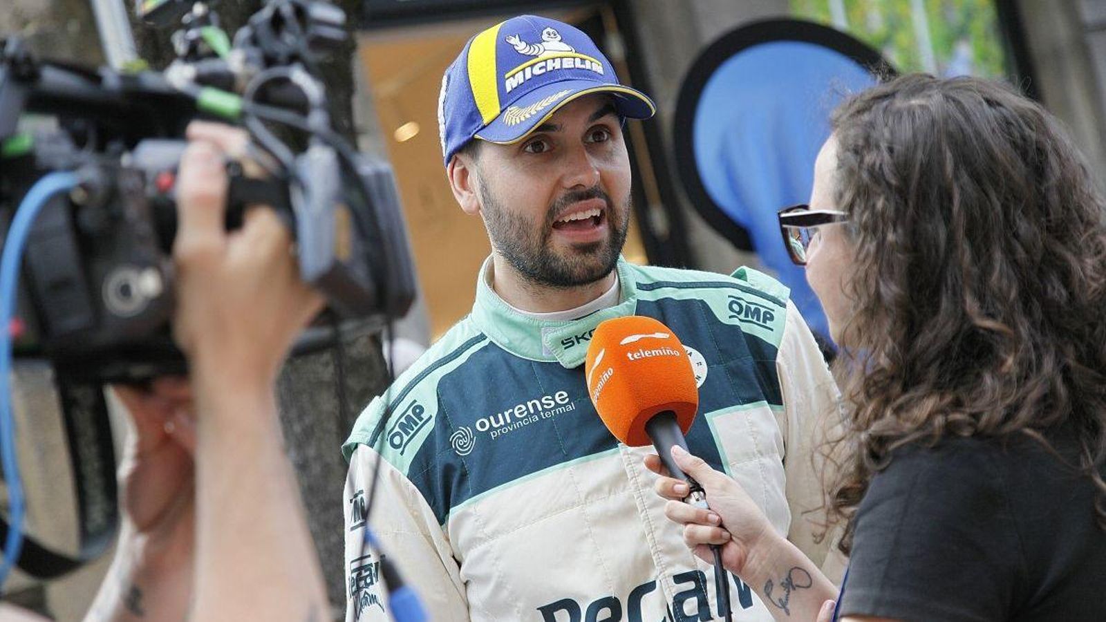 El alaricano atiende al micrófono de Telemiño.