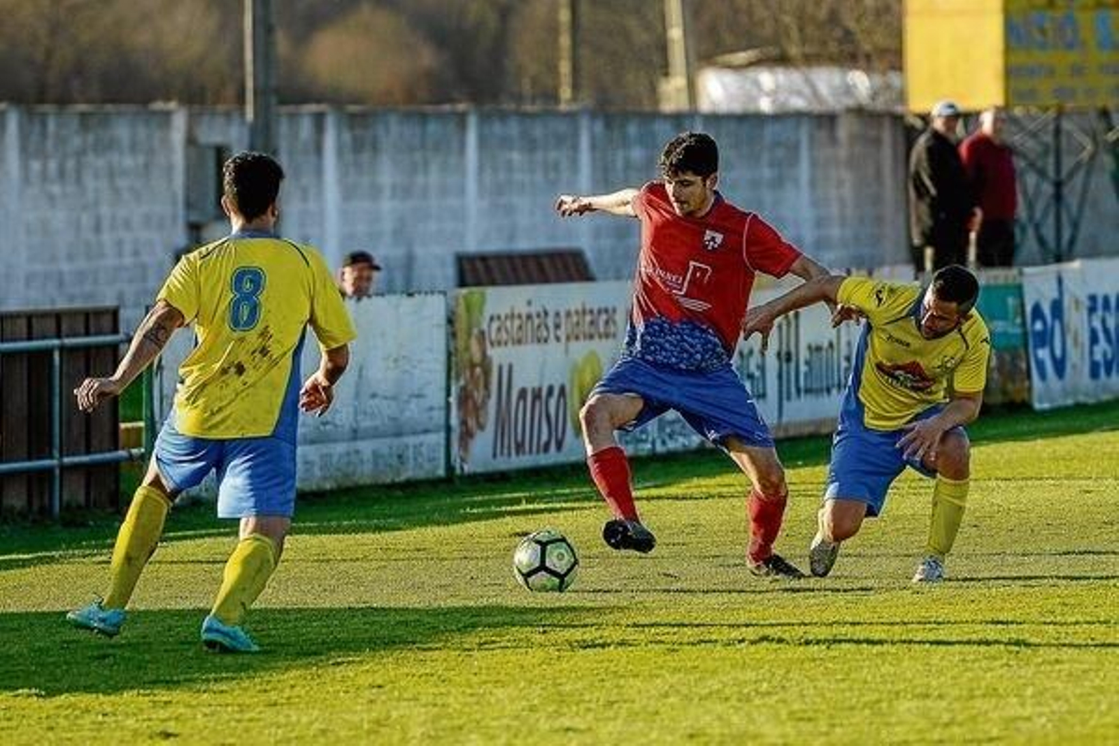 El centrocampista brasileño Enio jugando con el Verín CF.