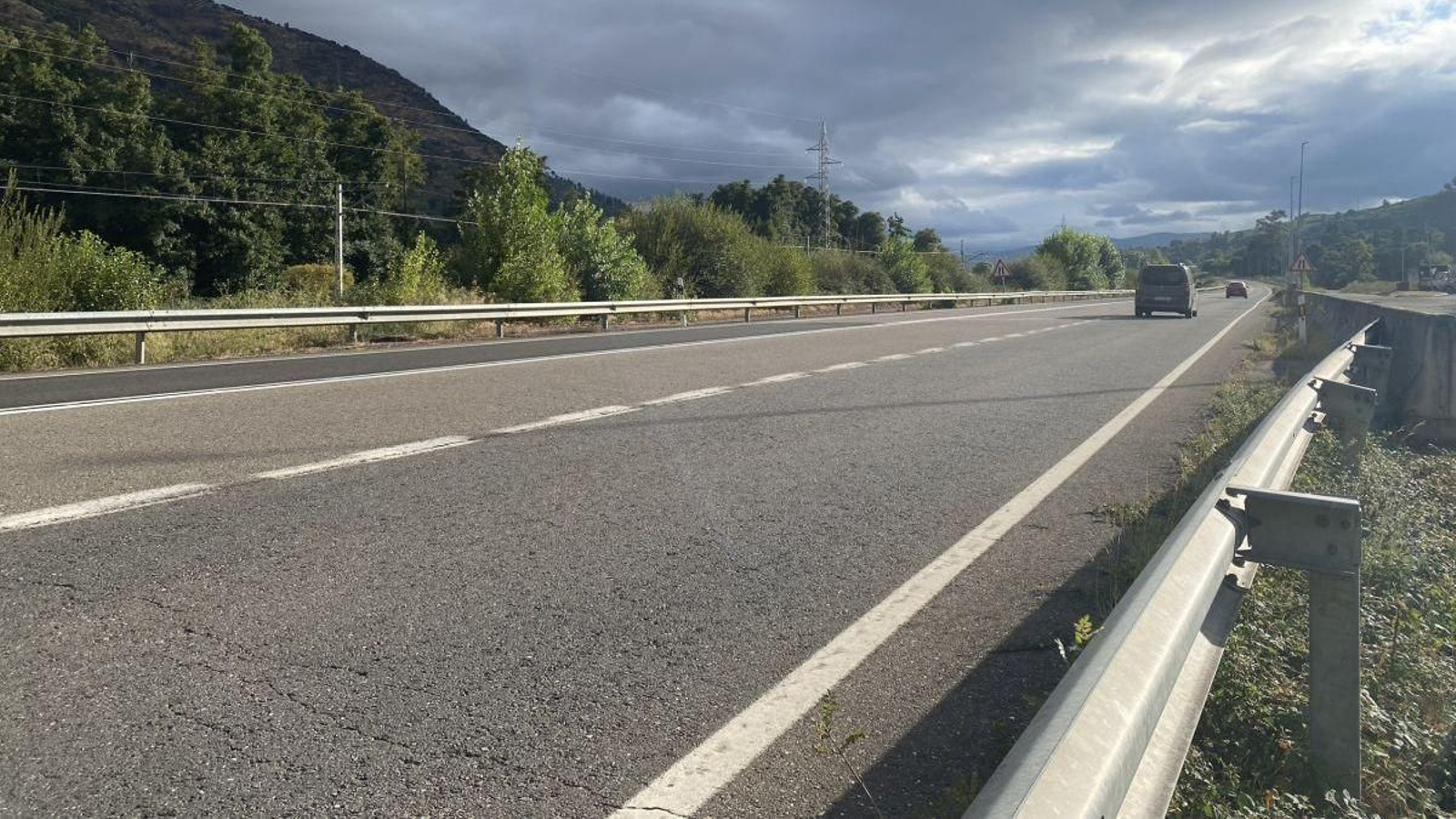 Carretera N-120 a su paso por Vilamartín de Valdeorras.