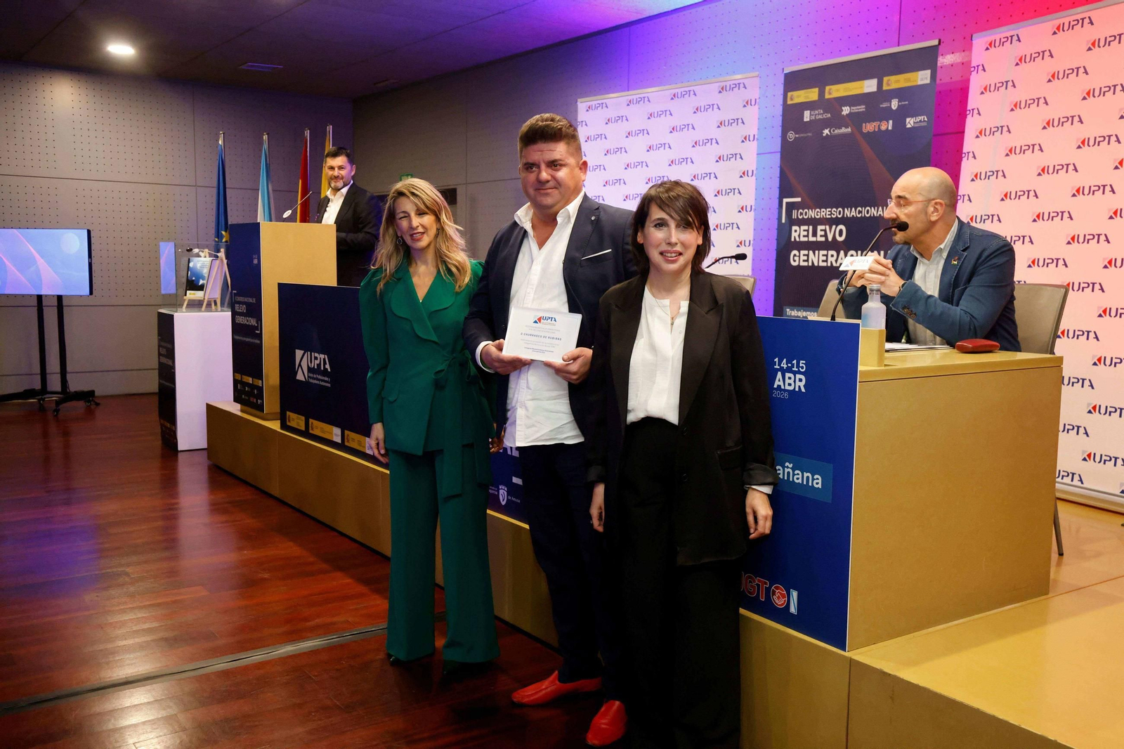 Yolanda Díaz y María Jesús Lorenzana junto al empresario vilagarciano Juan José Gerpe.