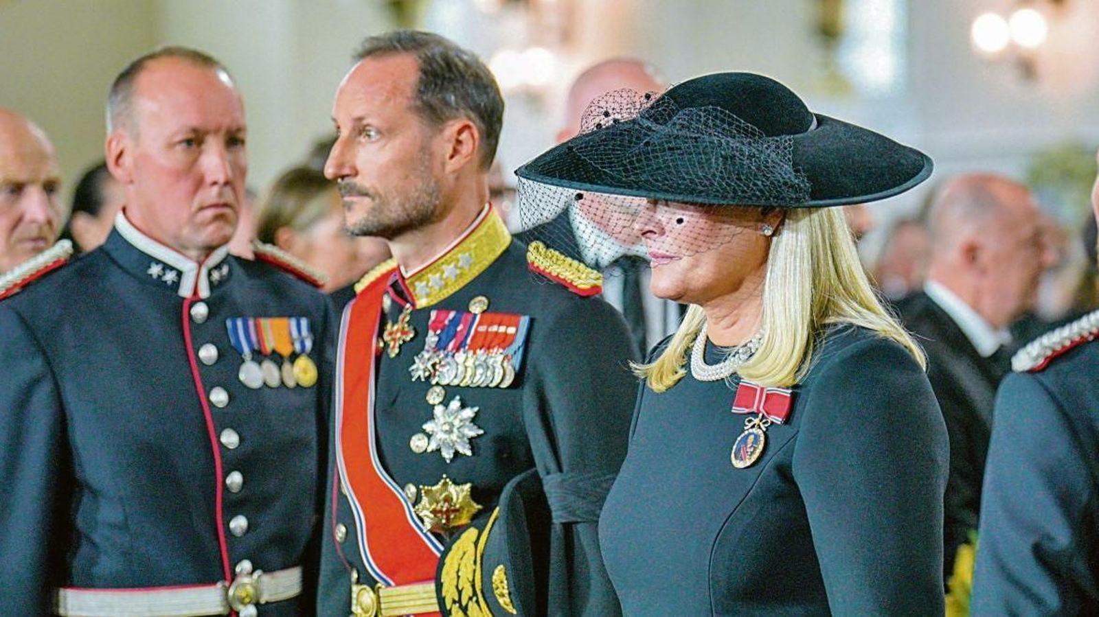 El rey Haakon VIII y la reina Mette-Marit en funeral de Harald V en la catedral de Oslo.