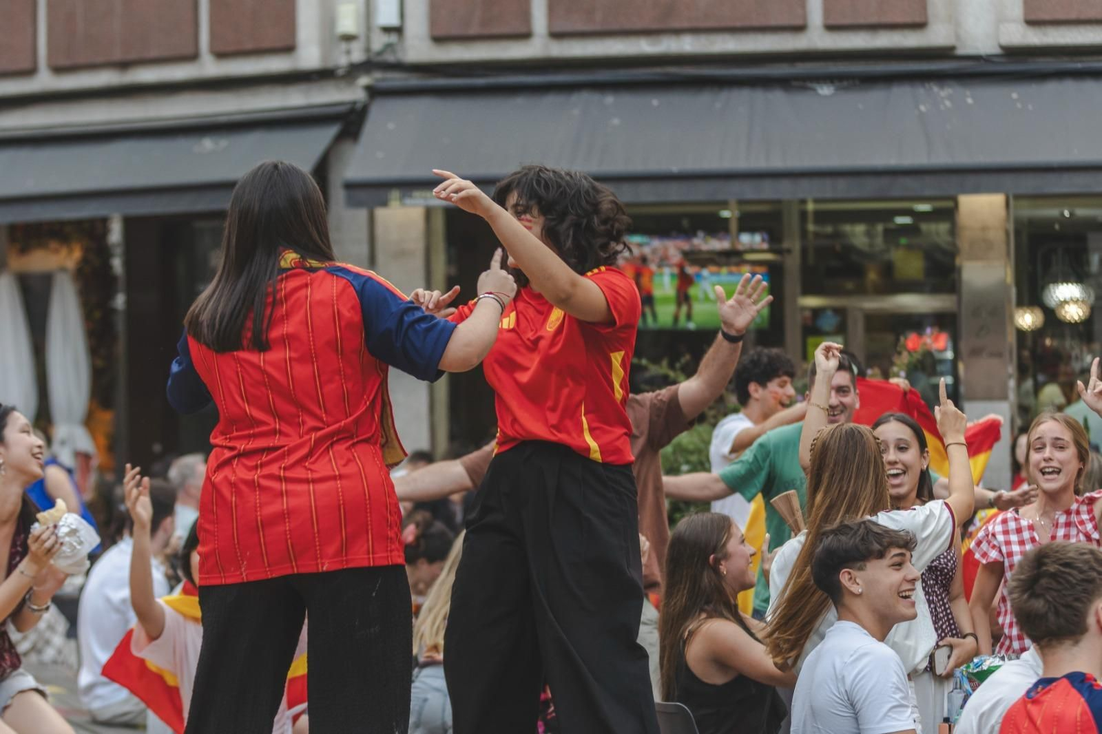 Galería | Camisetas, banderas y las calles de Ourense llenas de emoción por ver a España jugar los cuartos de final, en fotos