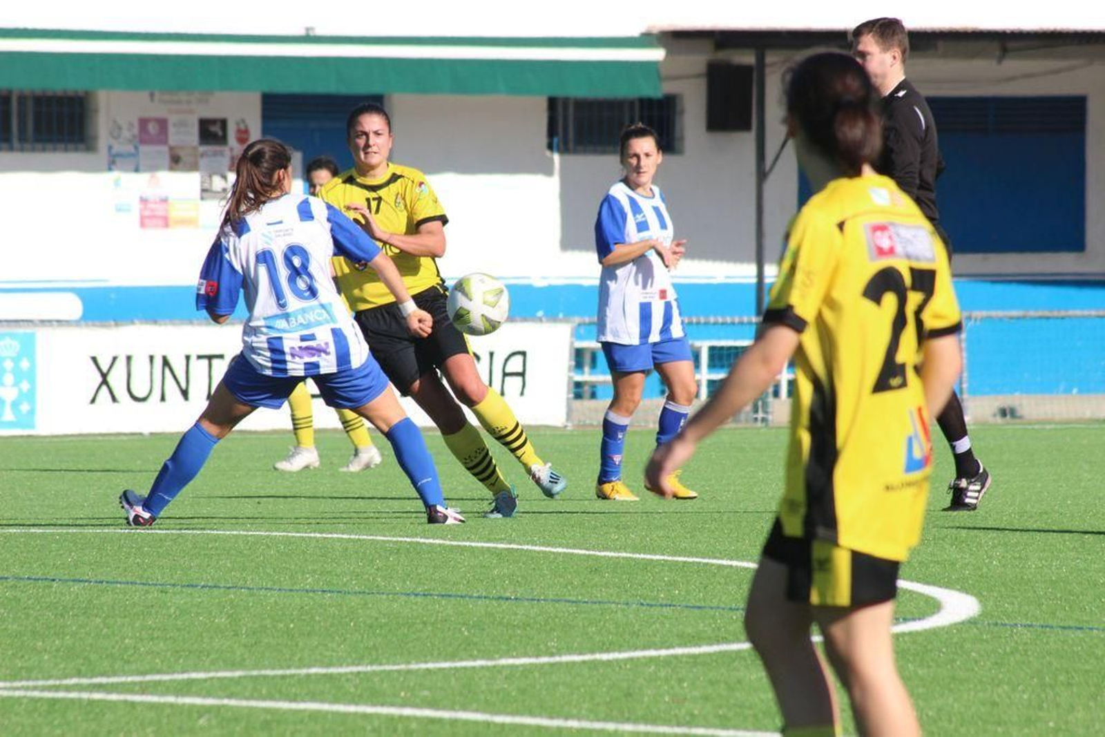 Lore ejecuta un pase ante la oposición de su excompañera en el Matamá Noelia Pereira, ahora en el Sárdoma.