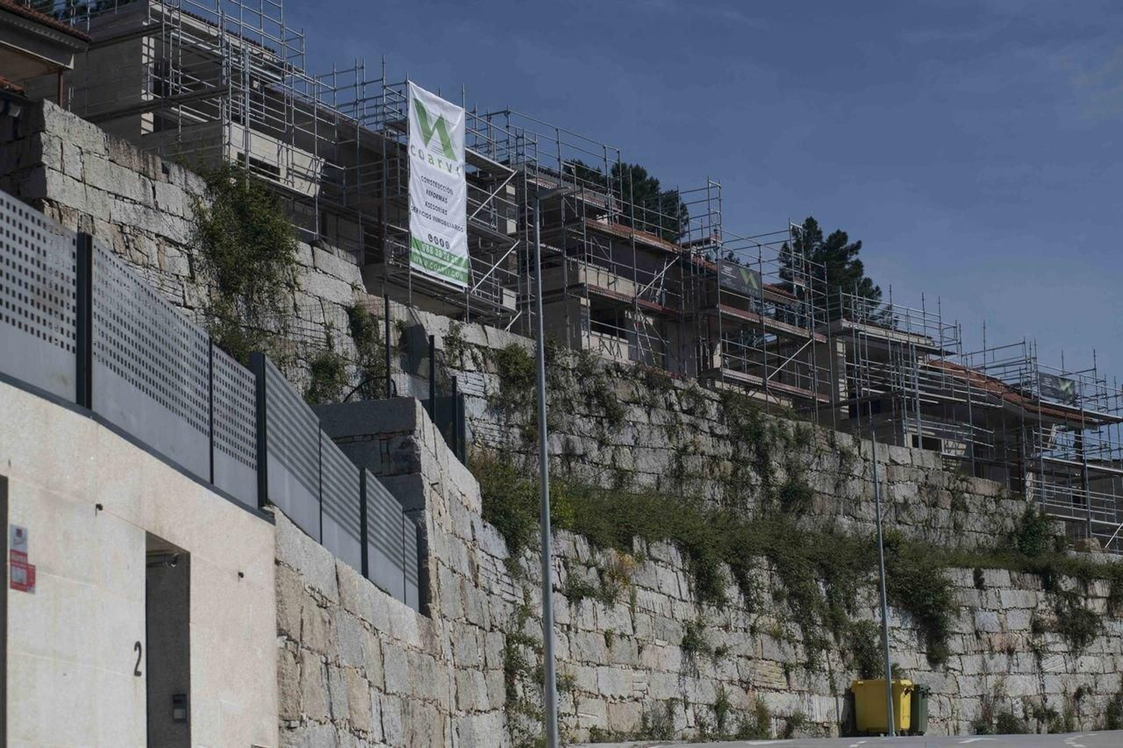 Ya hay actividad en la urbanización de la rúa da Moura de Barbadás. (Foto: Xesús Fariñas)