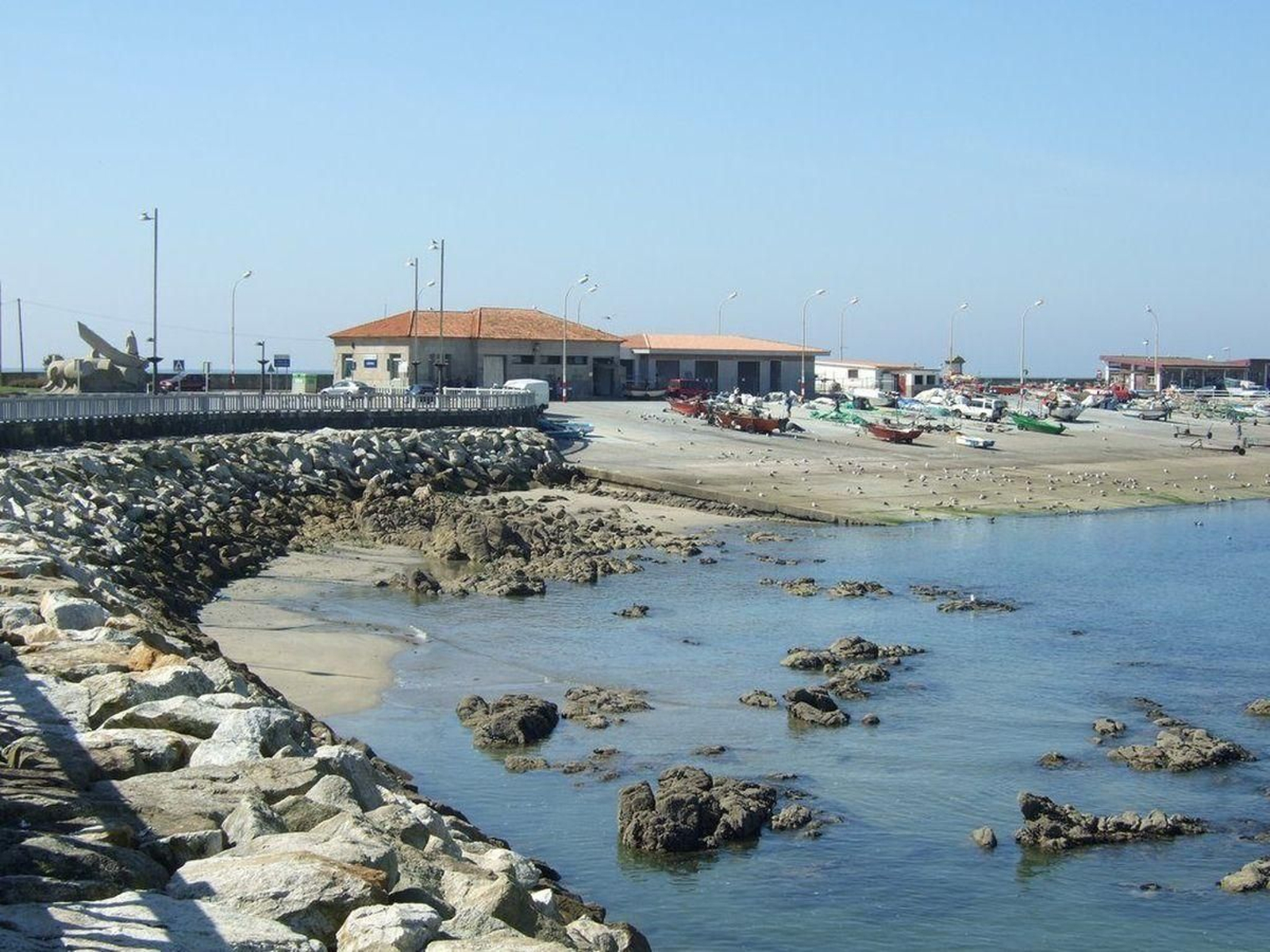 El puerto de A Guarda se encuentra en mar abierto, lo que condiciona la actividad pesquera.