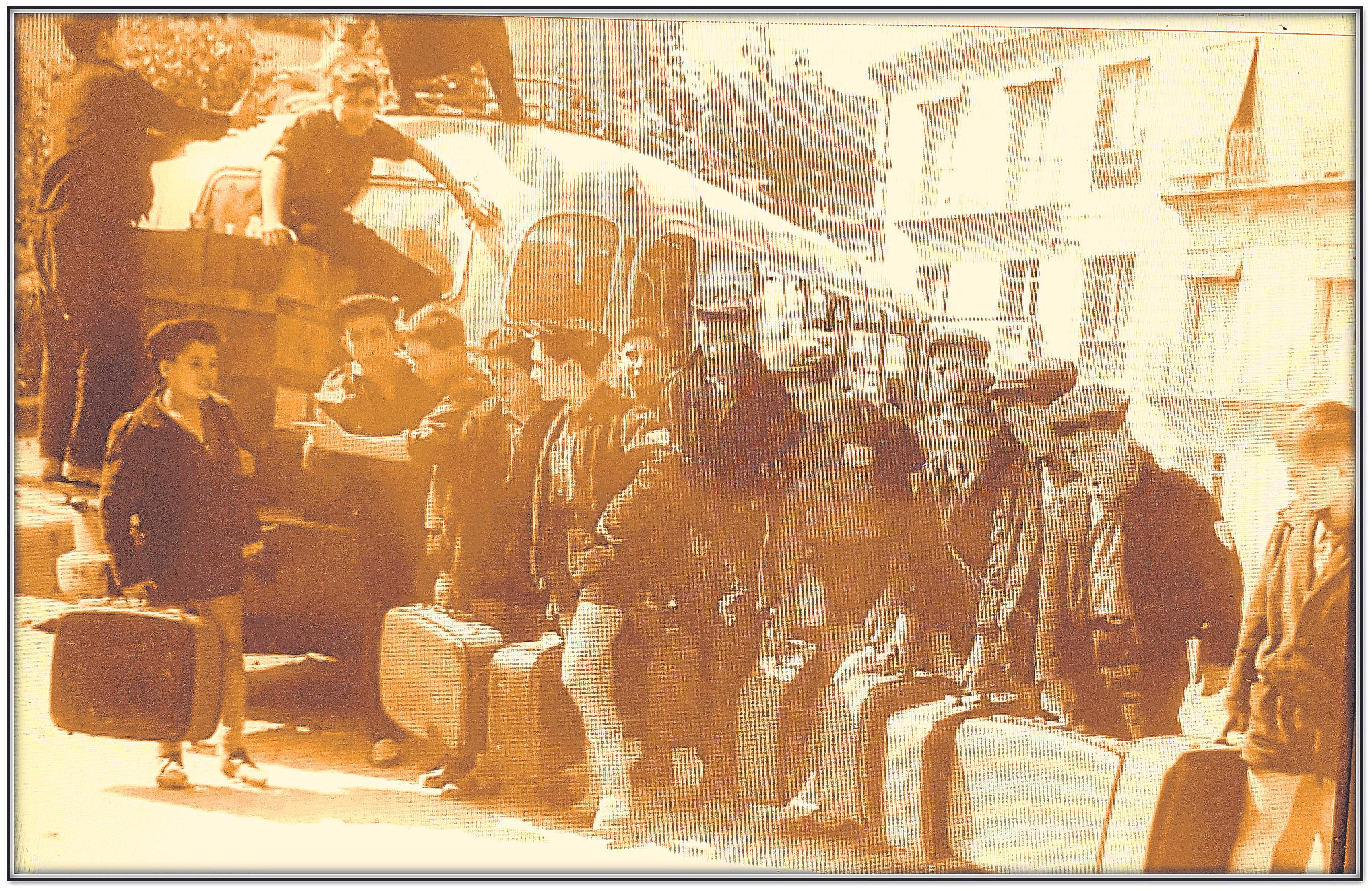 Adaptando material del Frente de Juventudes, el padre Silva se las arregló para uniformar a todos sus chicos. Una de las primeras salidas a Barcelona, ¿año 1959?. Fotografia de Manuel Masid Valiñas.