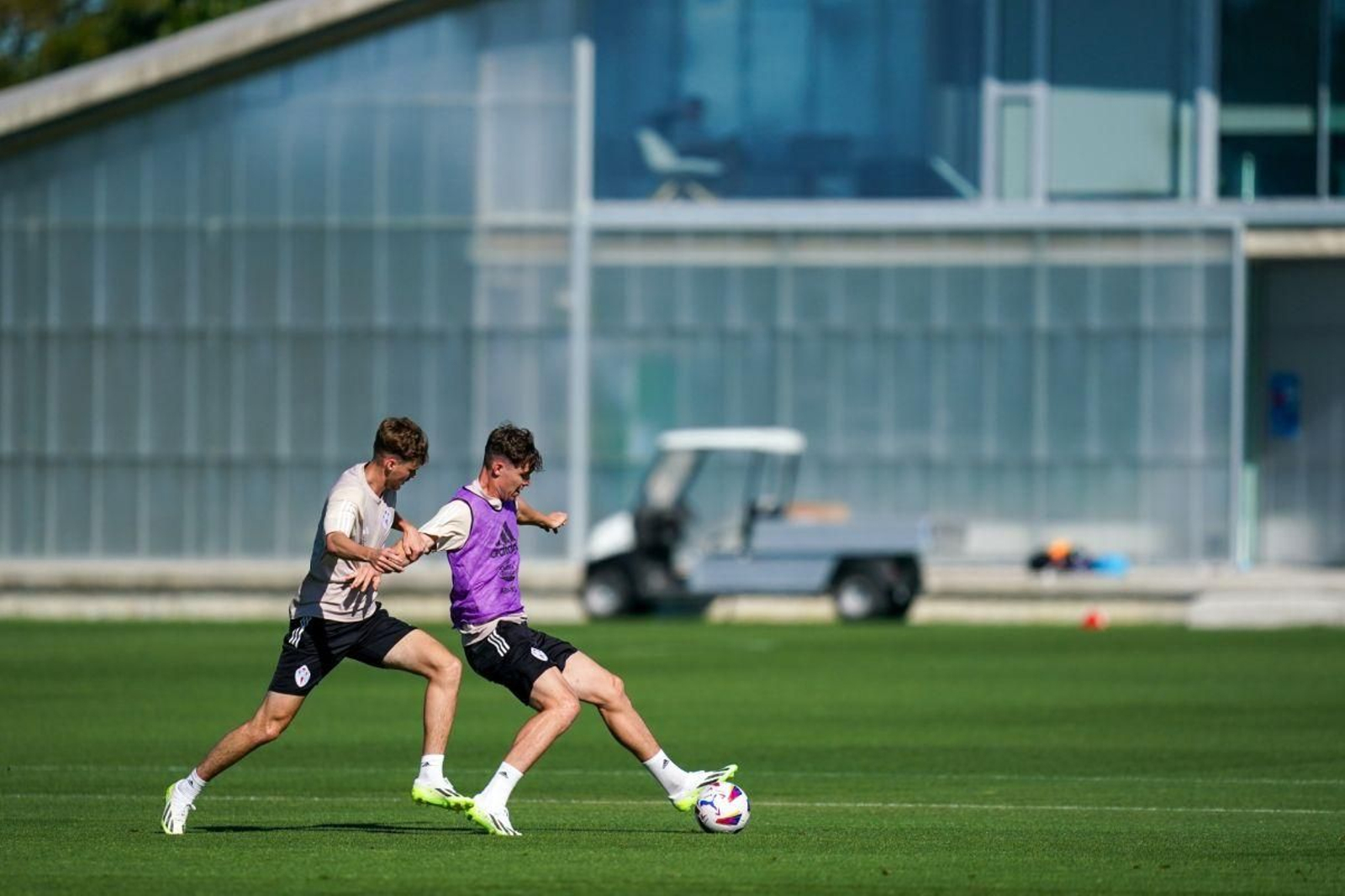 El sueco Williot Swedberg presiona al noruego Strand Larsen.