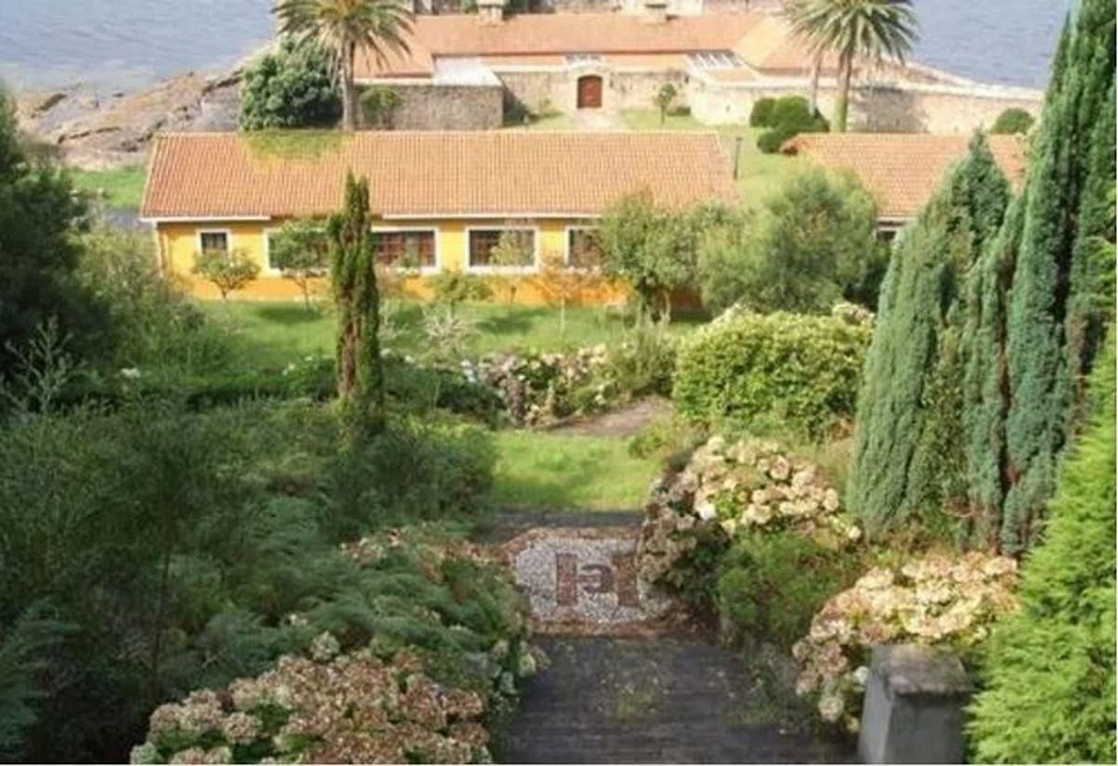 La antigua fortaleza reconvertida en vivienda de ultra lujo en un acantilado en Cee.