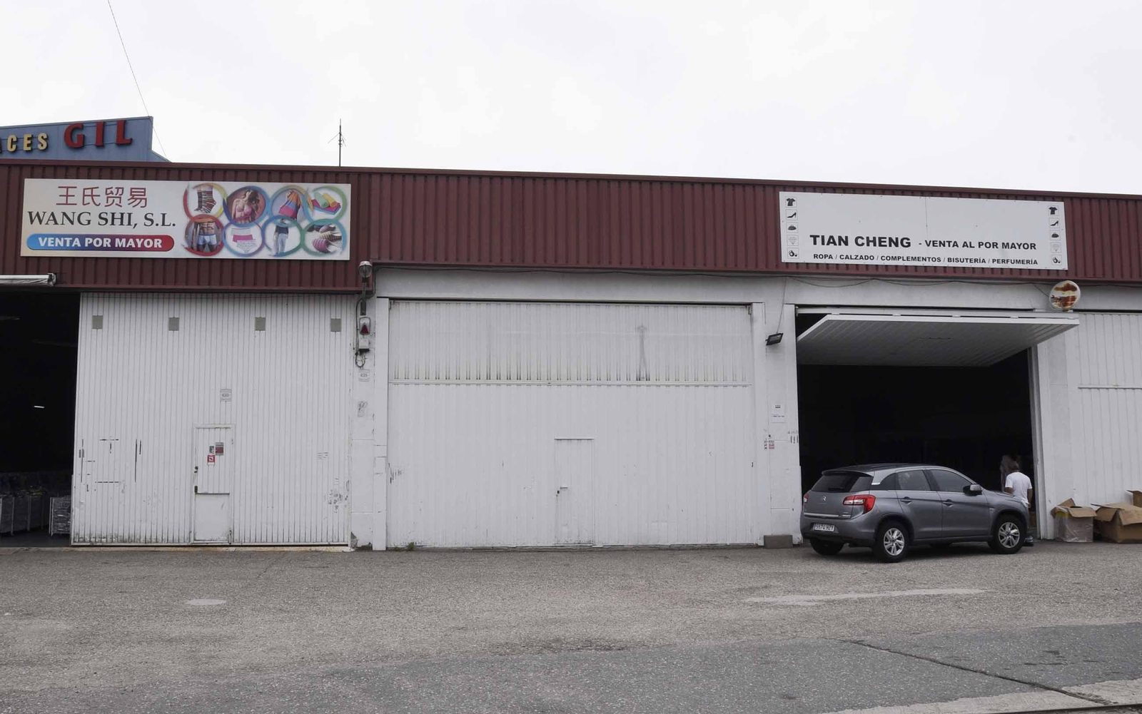 Uno de los almacenes chinos situados en el Alto de Puxeiros de venta al por mayor. Ayer mantenía su actividad.