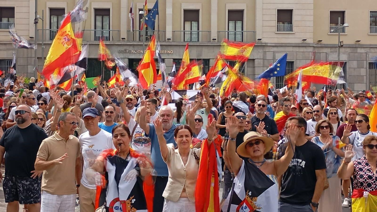 Manifestantes con banderas de España, la UE y Ceuta durante la protesta.