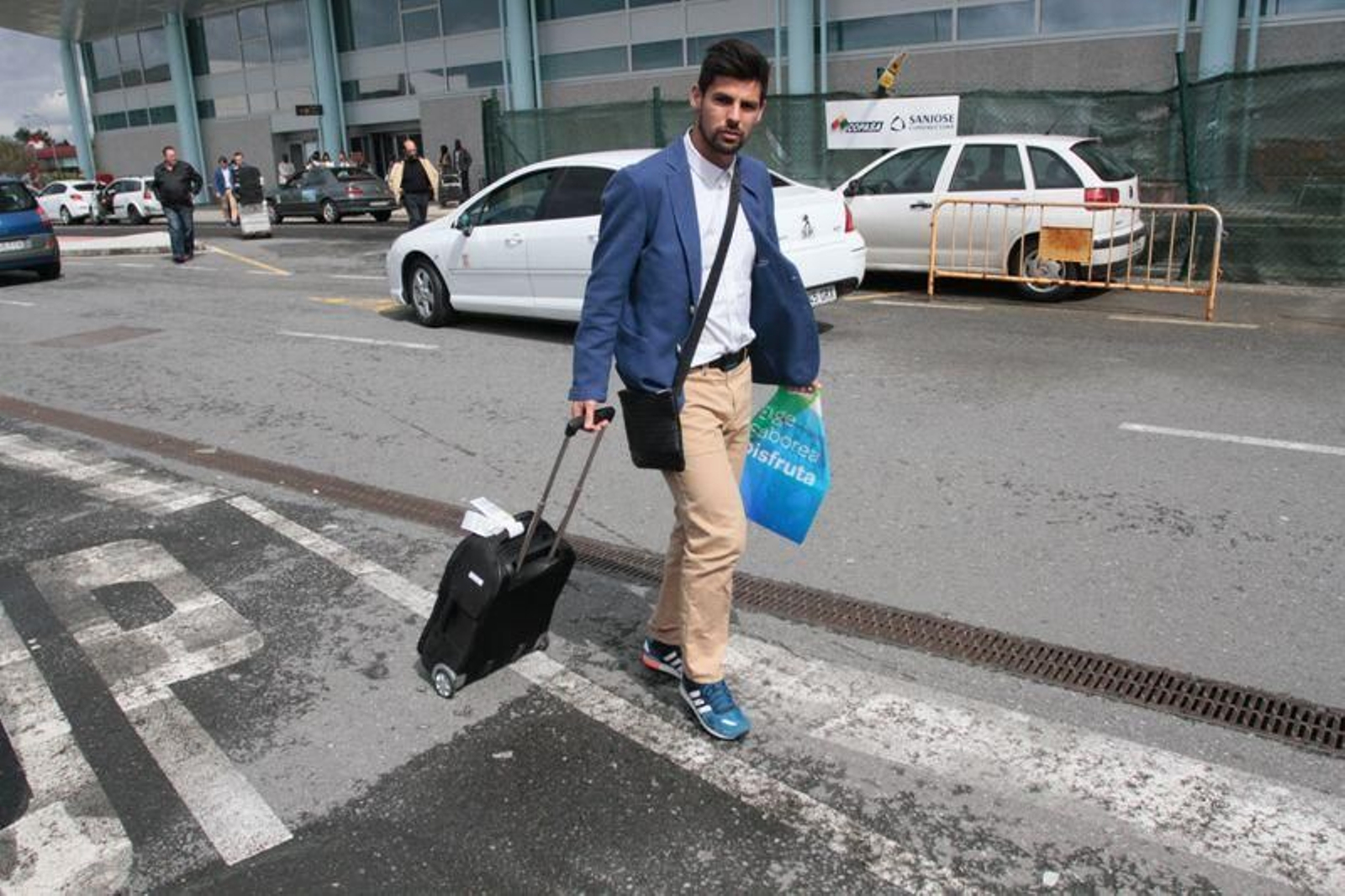 El céltico Manuel Agudo 'Nolito', ayer en el aeropuerto de Peinador.