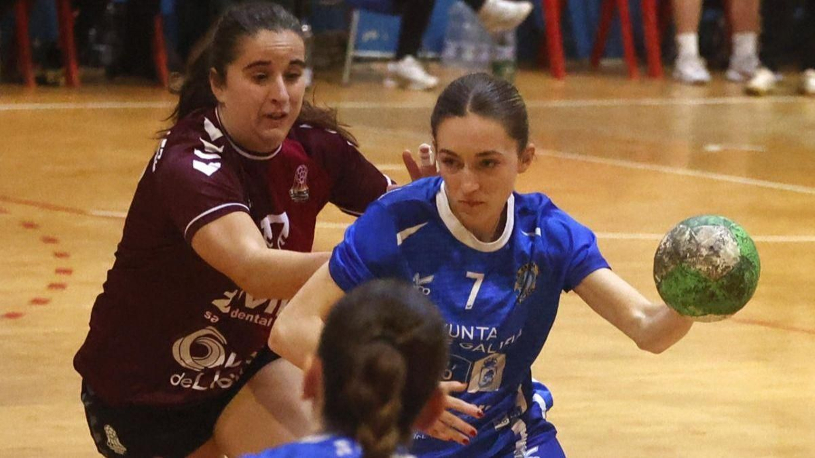 Antía Seijo progresa con el balón en la izquierda en un choque anterior.