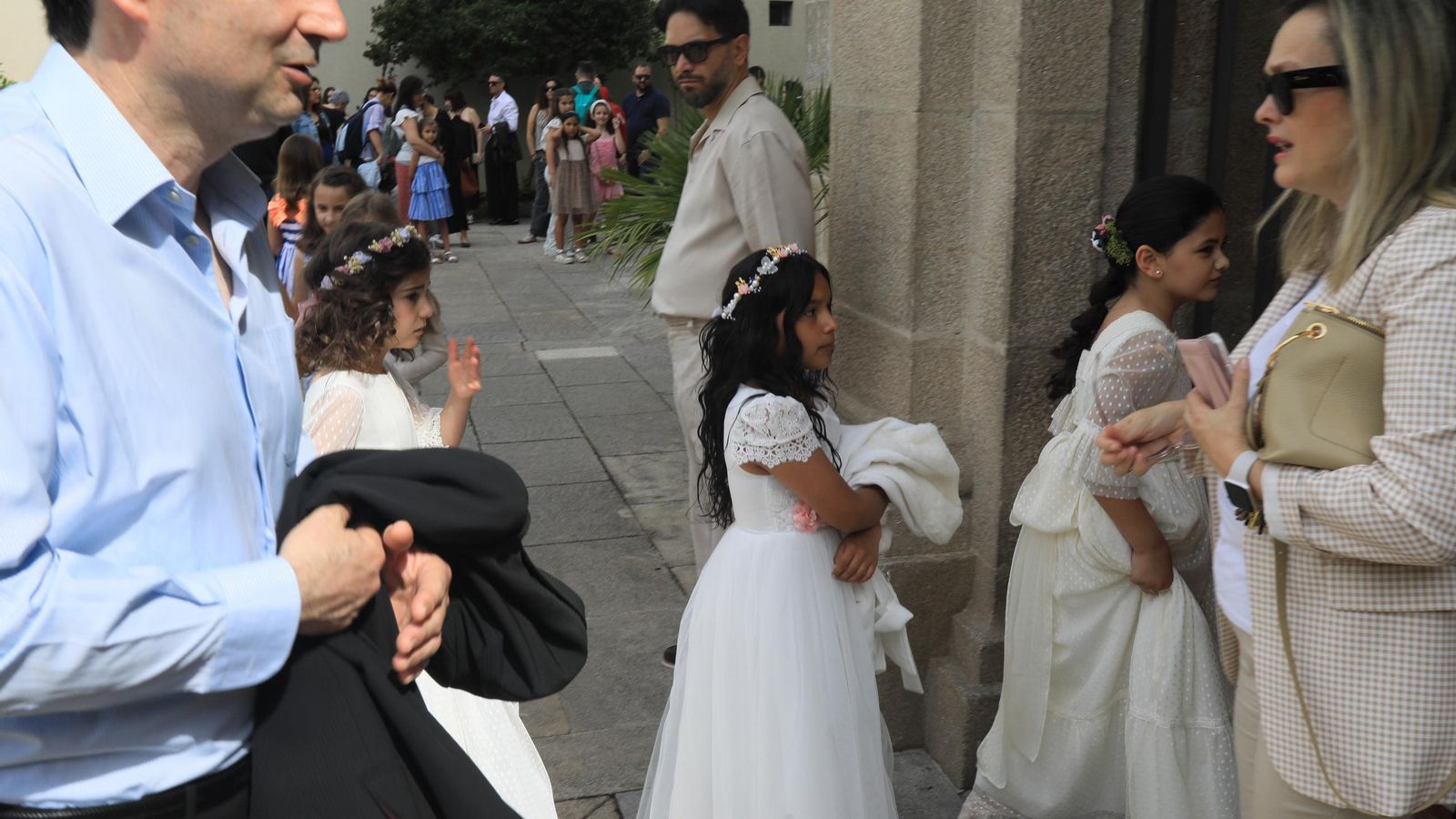 Las niñas entran en Fátima, donde sobre unos treinta pequeños harán este año la comunión.