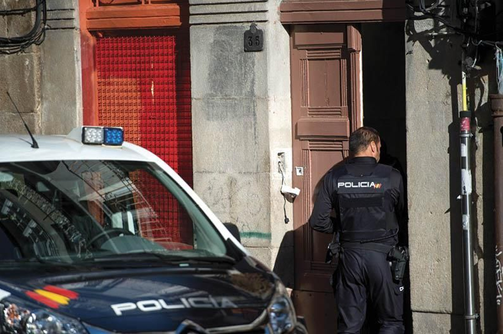 Un policía nacional en labores de detención. (FOTO: ÓSCAR PINAL)