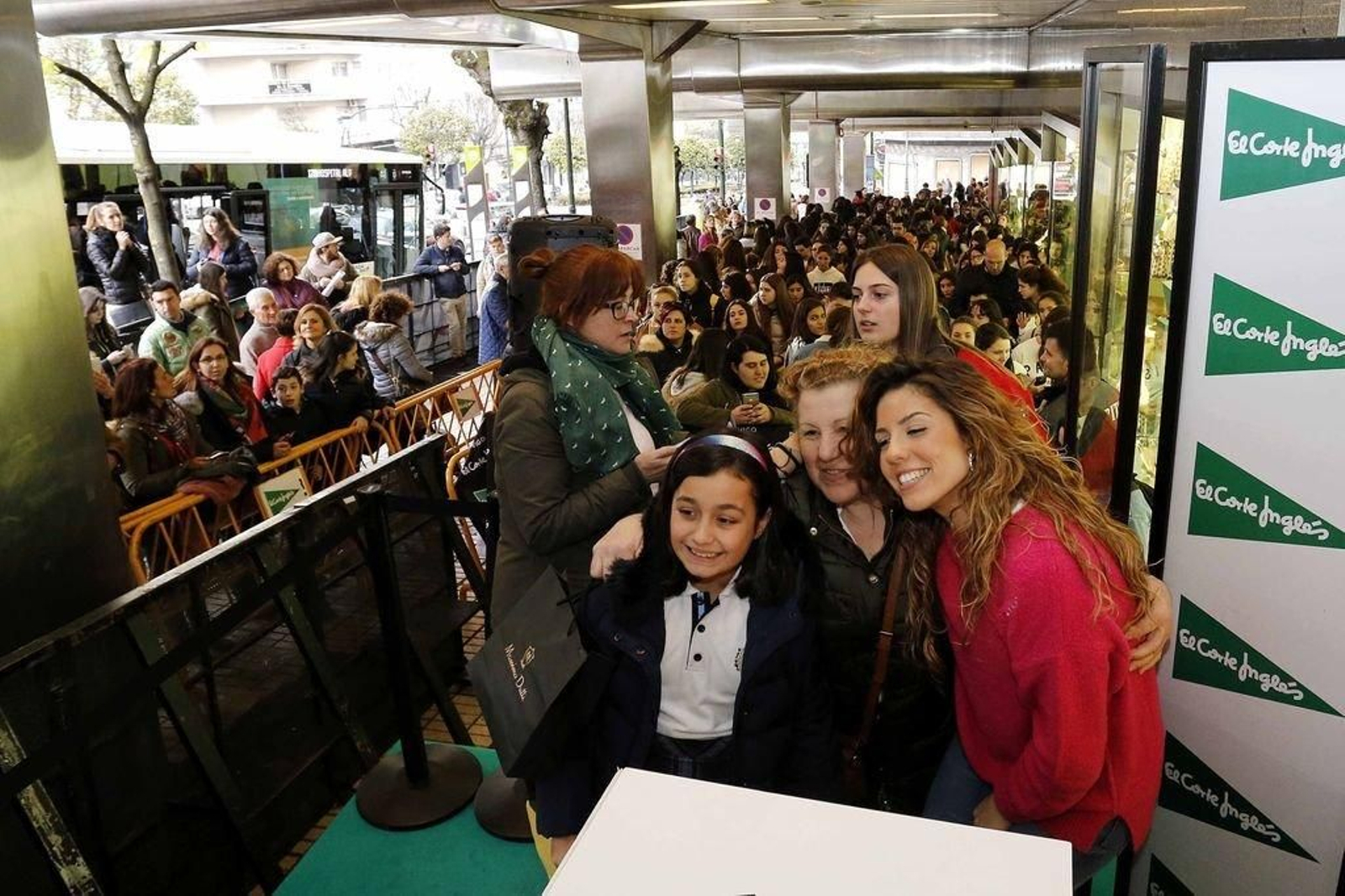 Miles de personas se dieron cita en el Corte Inglés para obtener una firma de Miriam.