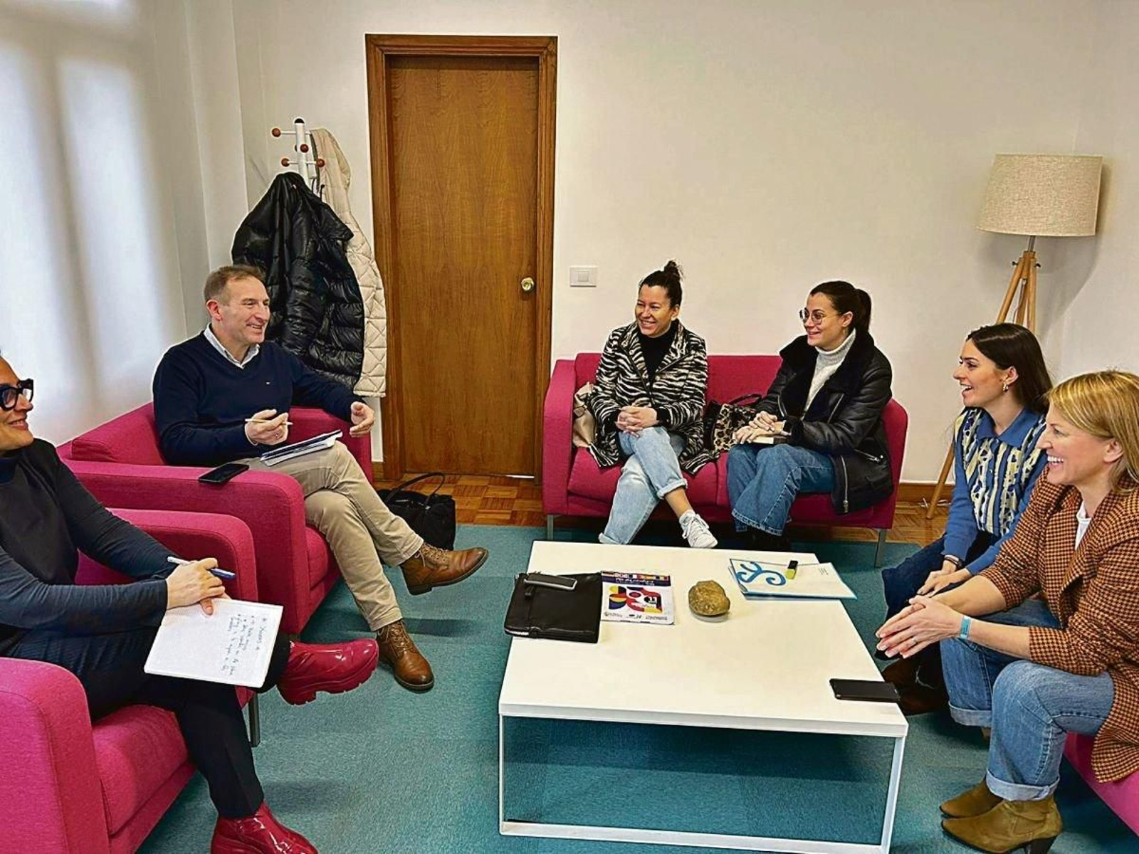 El alcalde de As Neves, las alcaldesas de Salvaterra y Salceda con sus tres concejalas de Igualdade.