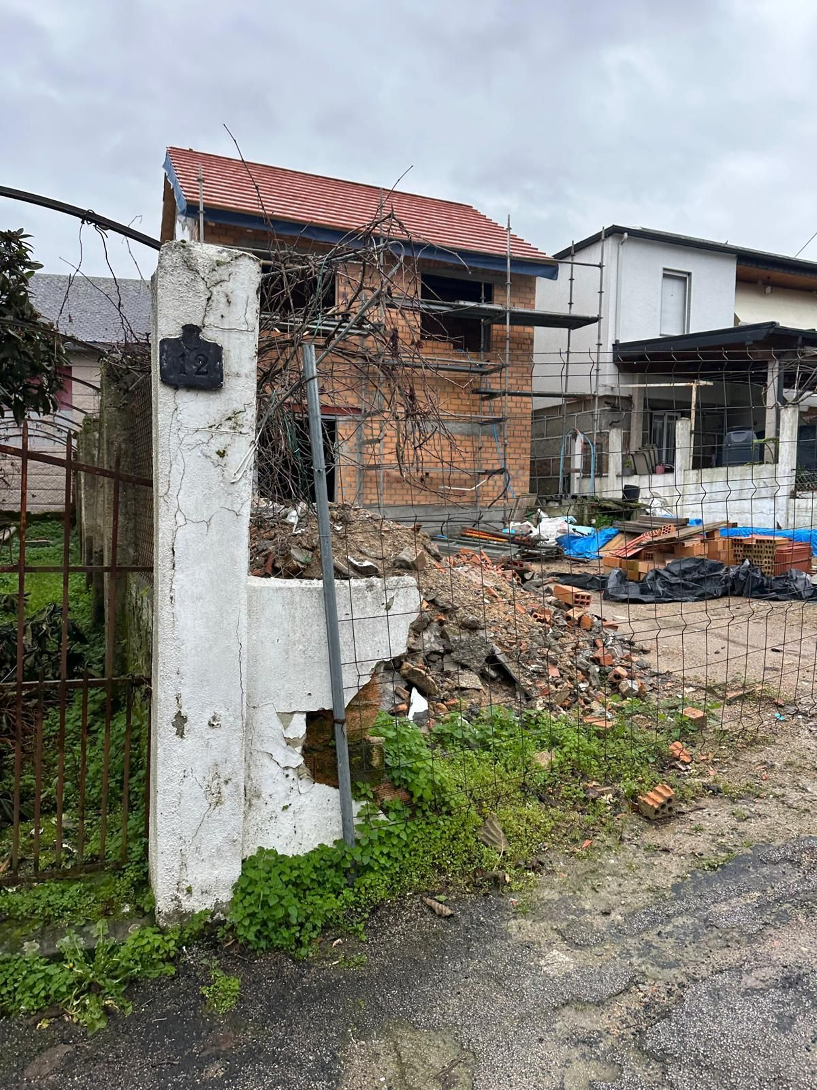 Una de las viviendas en proceso de rehabilitación en la periferia.