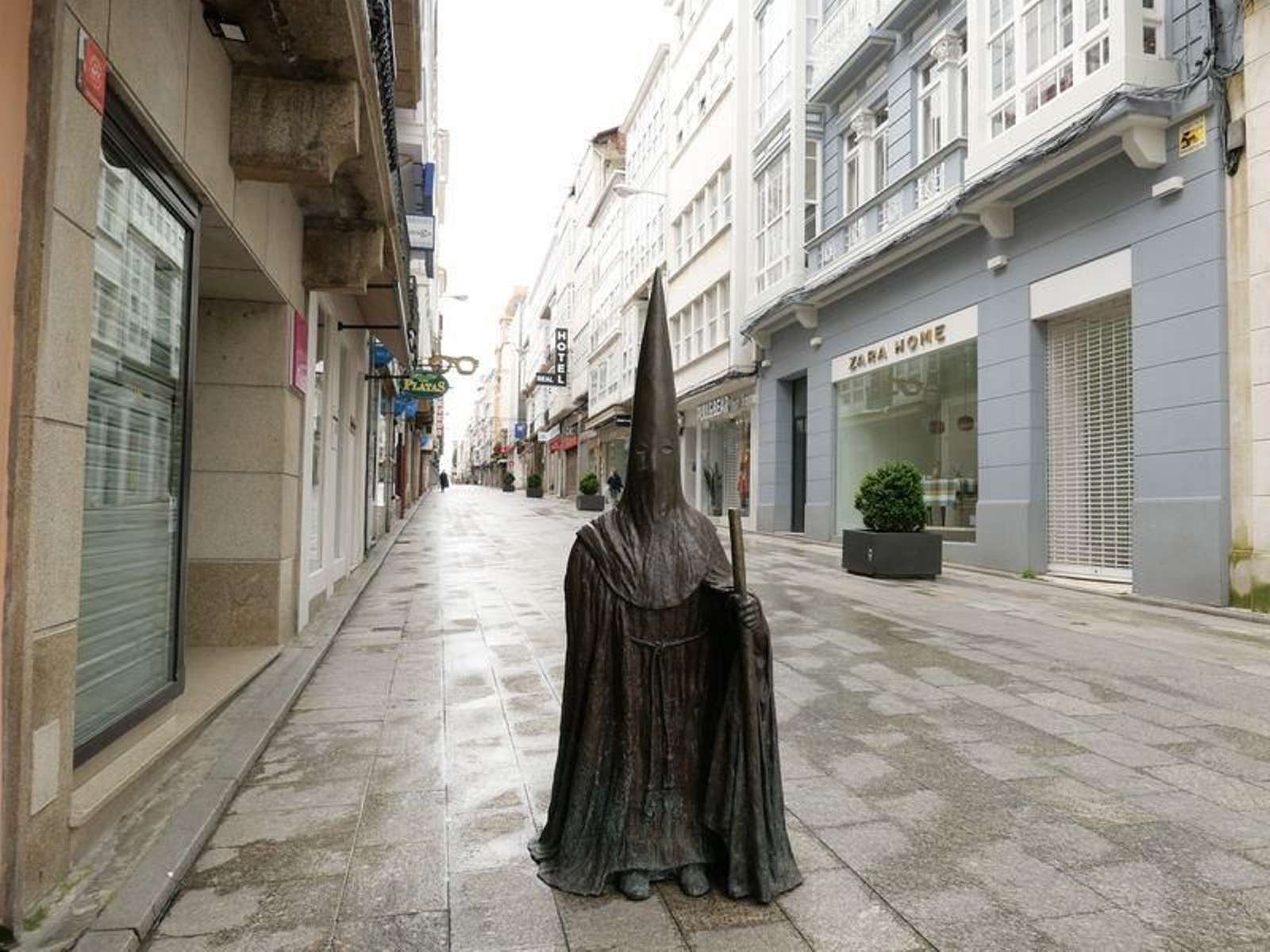La escultura a los cofrades en la calle Real de Ferrol (Fotos: Suso Arjomil).