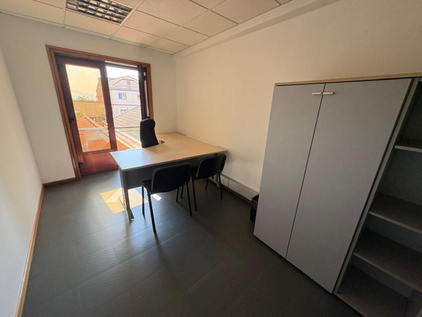 Uno de los despachos del Viveiro que permanecen vacíos.