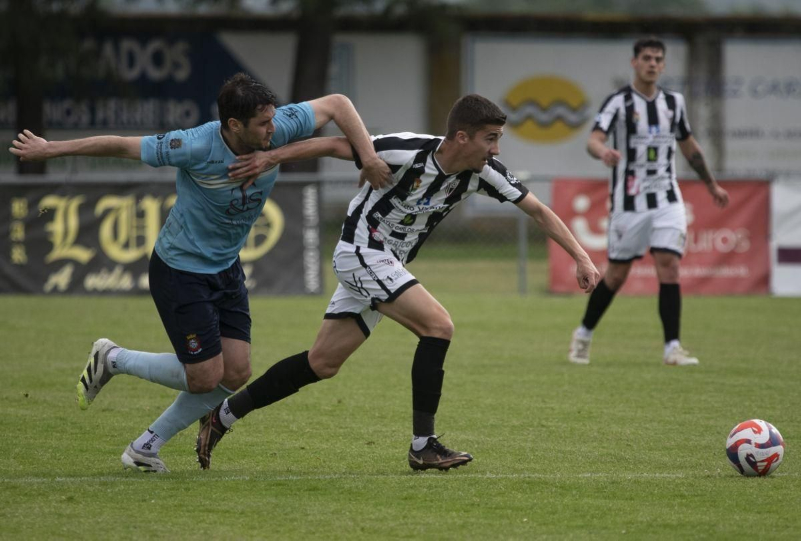 Charli, delantero del Antela, intenta deshacerse de un contrario en A Moreira.