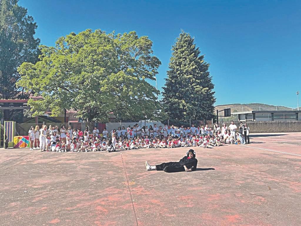 A cativada co touro en primeiro plano antes de dar comezo á Festa de San Fermín.
