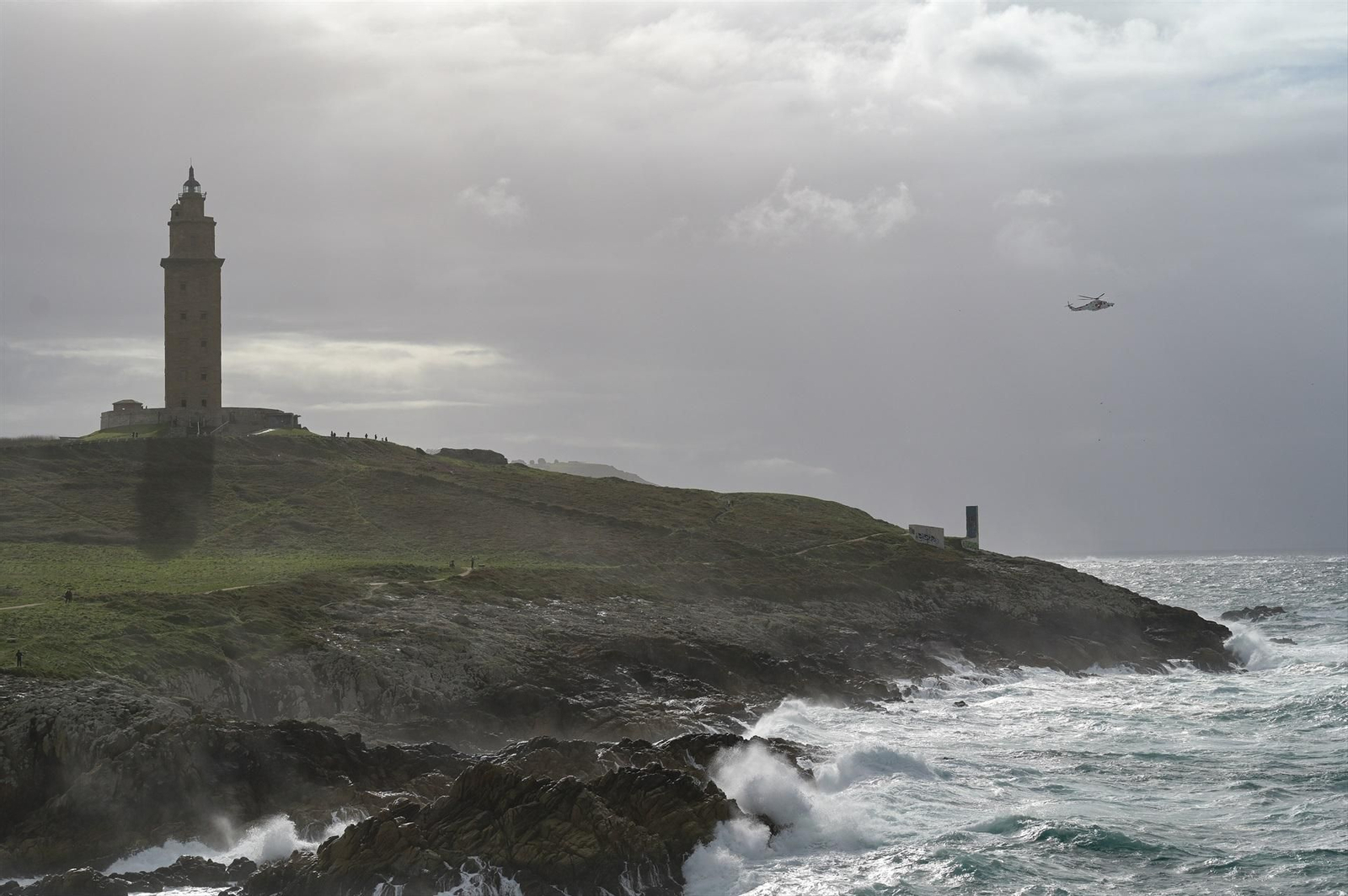 Los pescadores estaban en unas rocas próximas a la Torre de Hércules